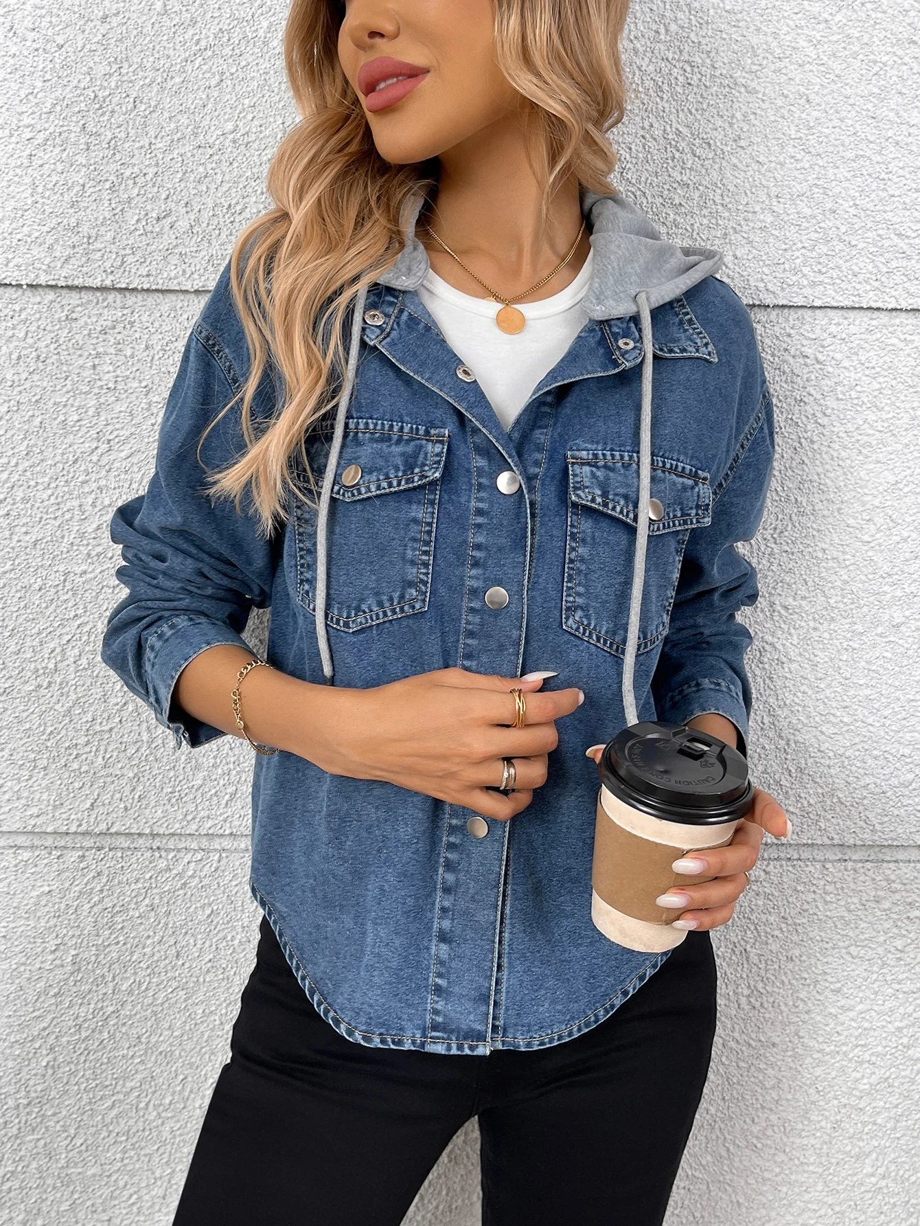 قميص بقلنسوة من قماش الدنيم للنساء بقلنسوة