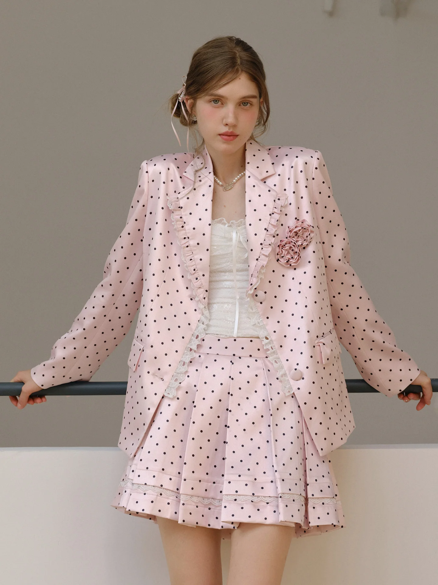 

Элегантный розовый атласный костюм в горошек для женщин: юбка А-силуэта и жакет, комплект из двух предметов для весны и осени, деловой повседневный стиль, модный