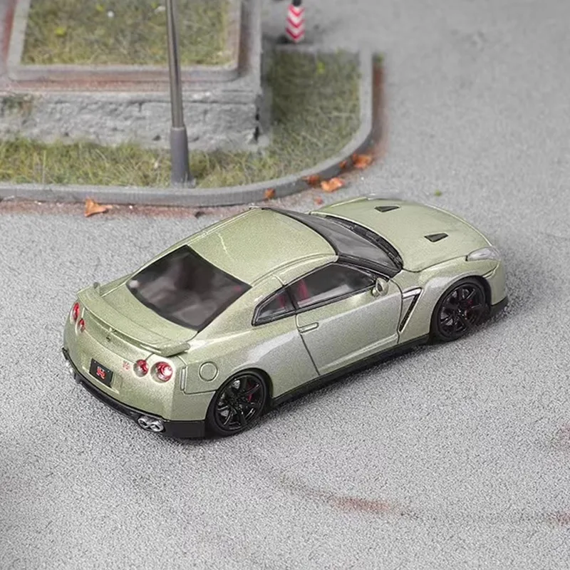 1:64 Nissan GT-R R35 แม่พิมพ์รถโลหะผสมหล่อแบบเปิดฝาสําหรับวัยรุ่นที่จะเล่นกับสําหรับผู้ใหญ่ที่สะสม ของขวัญวันเกิด