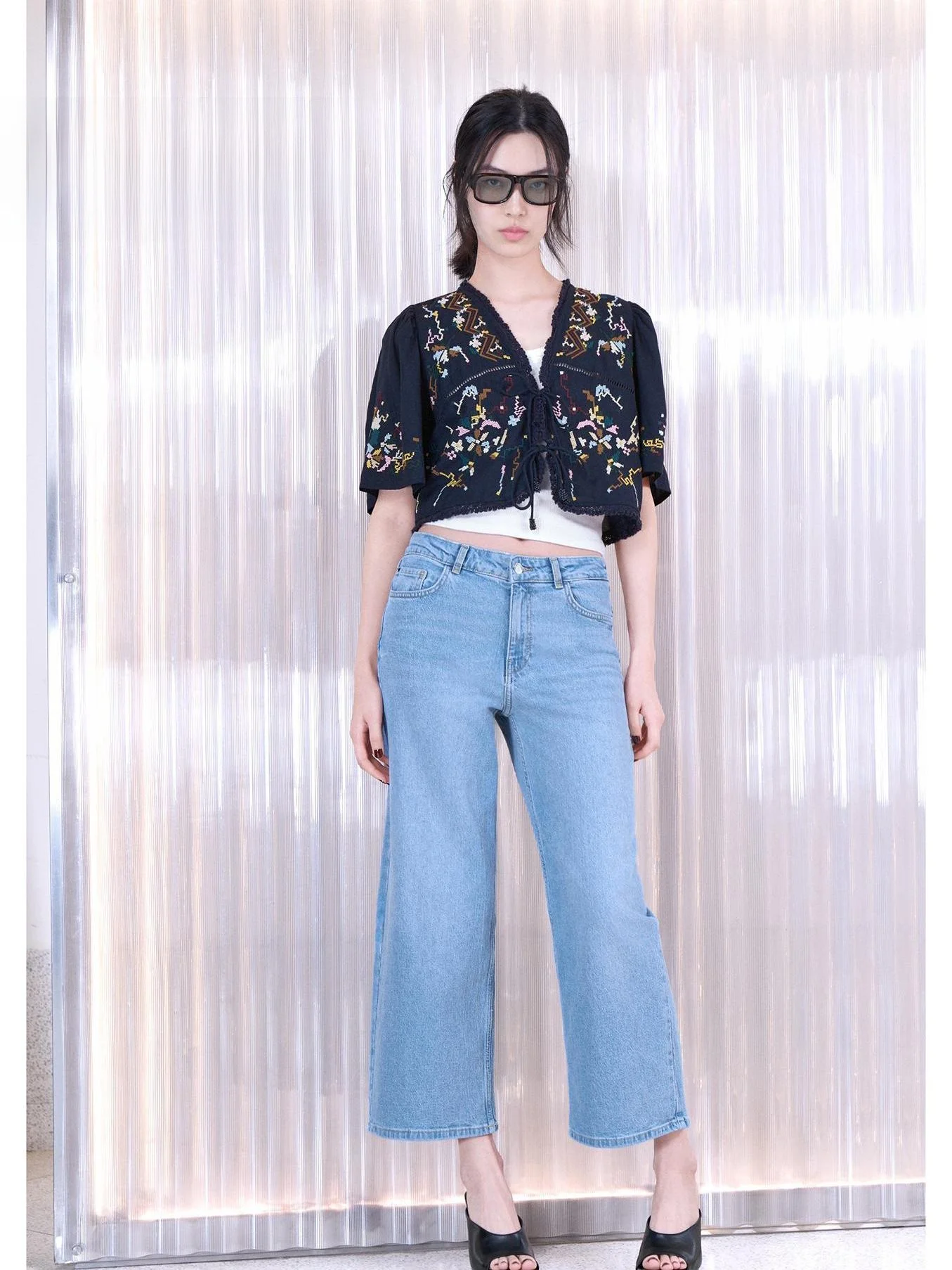 

Elegant V-neck Embroidered Loose Short Jacket Women's Slimming Outerwear Summer 2026 Tunic Style Commute Fashion