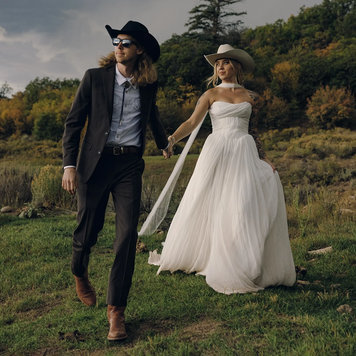 مشد بدون حمالات فستان زفاف على شكل حرف A مطوي شيفون مخصص تنورة متدفقة عاجية ناعمة طويلة مكشكشة فستان زفاف مع وشاح