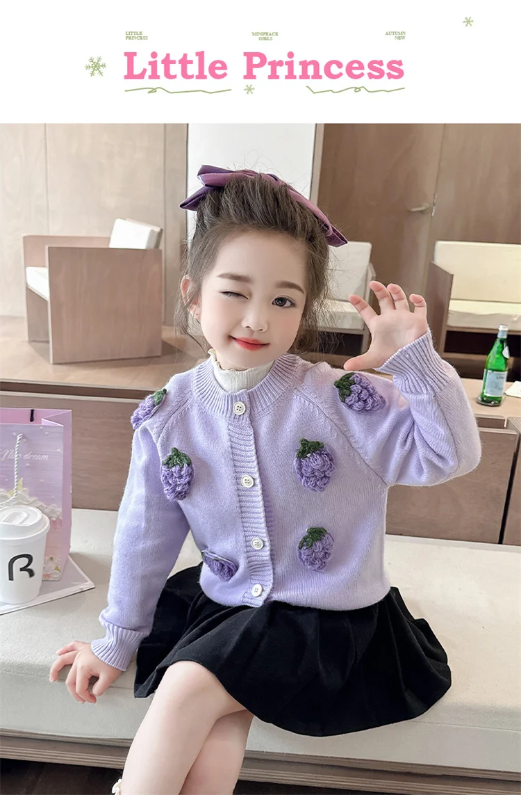 Niedliche Baby-Mädchenkleidung, Herbst-Oberbekleidung, Kinder-Strickjacke in Hellviolett mit Erdbeer-Motiv, Pullover für Mädchen, violette Strickwaren – Detail 2