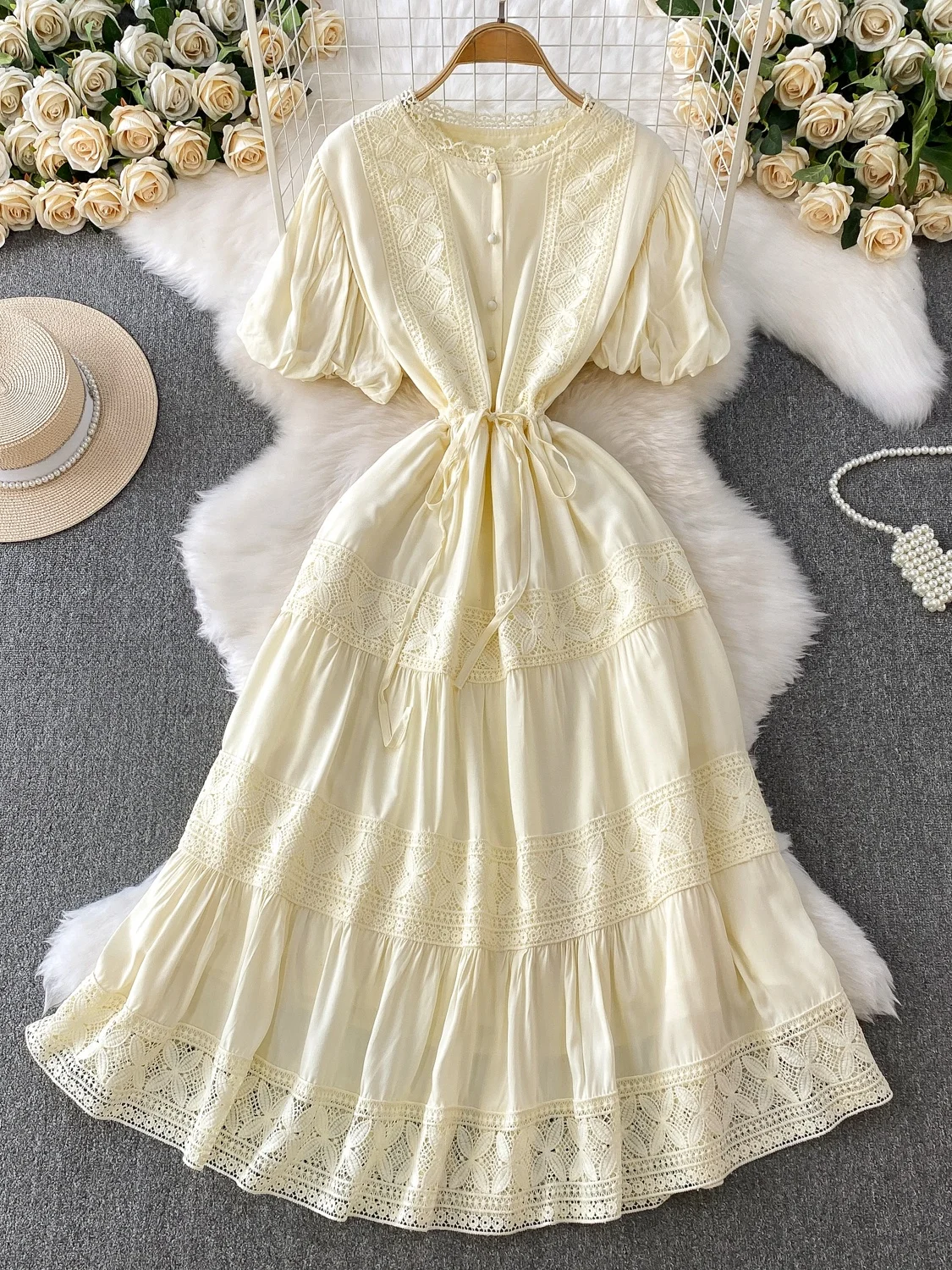 

Новая женская юбка миди А-силуэта с кружевными вставками, завышенной талией на шнурке и круглым вырезом, с коротким рукавом