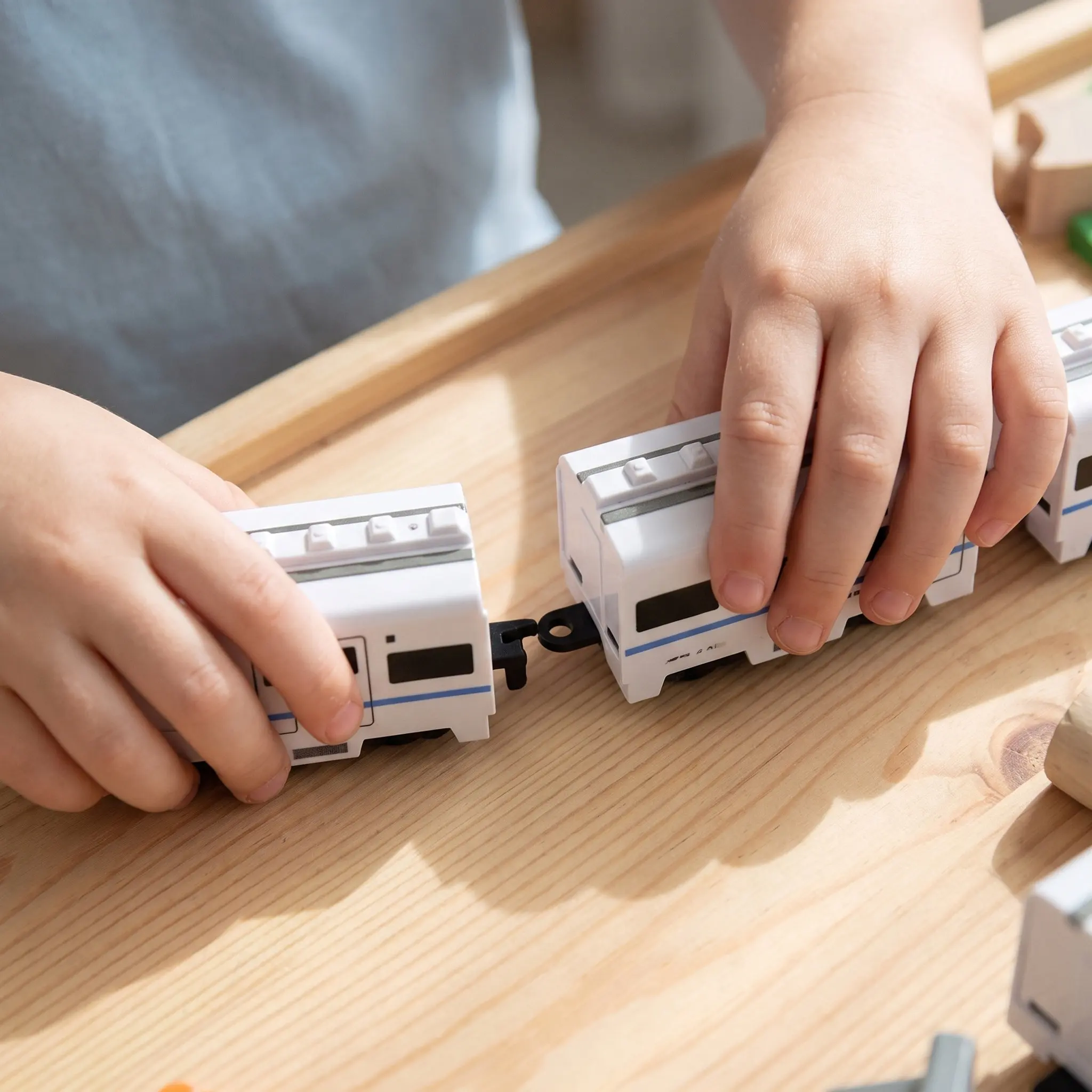 Electric Train Set for Kids 3-8 Years – Light-Up Educational Toy with Universal Wheels