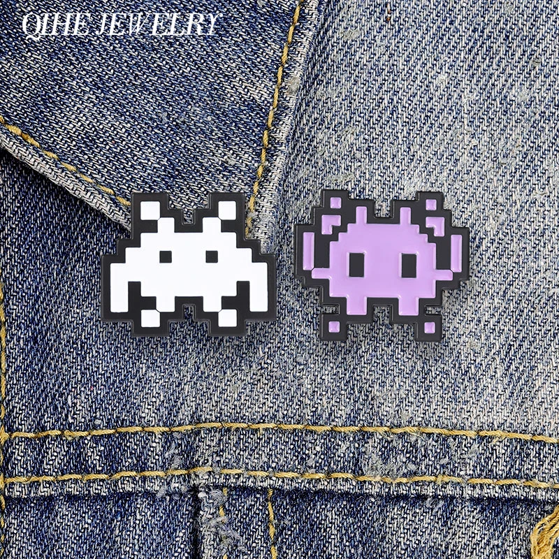 Retro Pixel Shooting Game Alien Cartoon Enamel Pin Vintage Arcade Game Role Purple & White Alien Brooch Lapel Badge Jewelry Gift