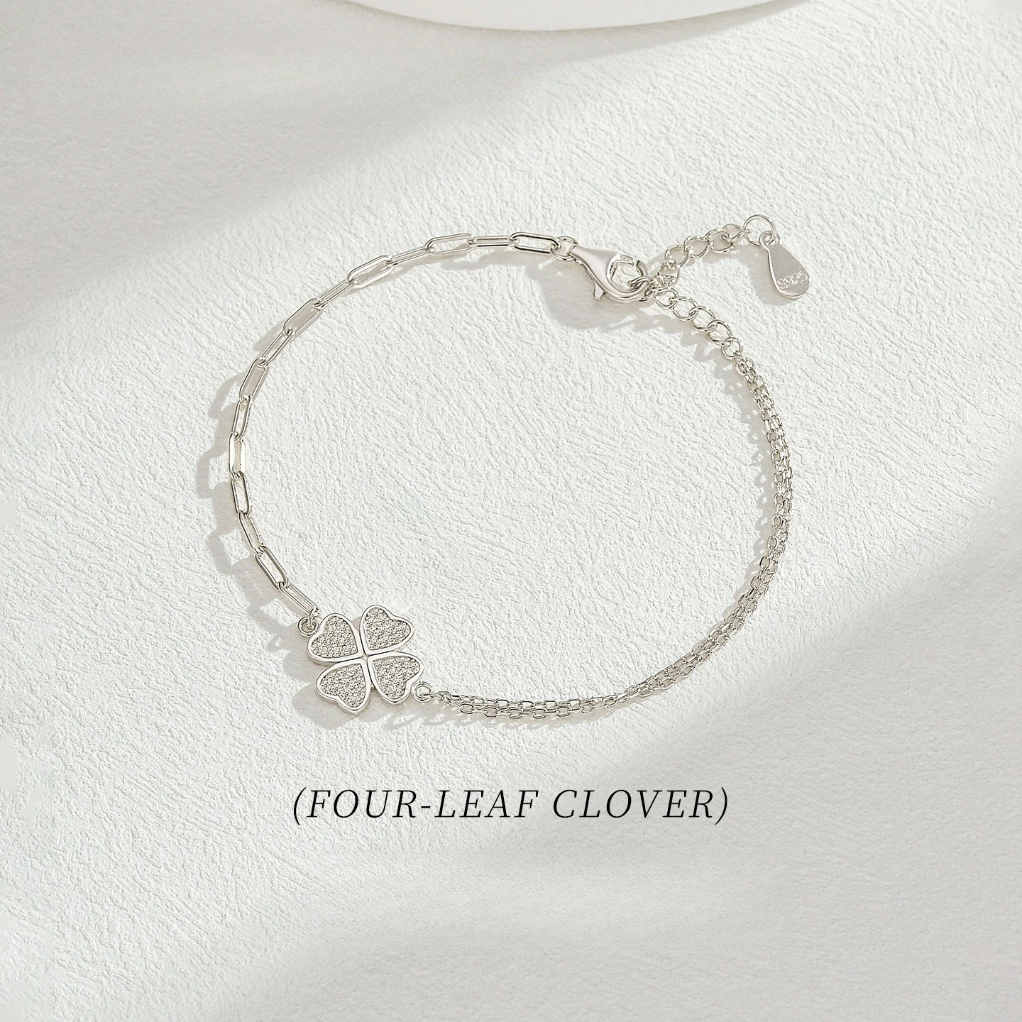 

Браслет с цирконом из стерлингового серебра 925 пробы с четырьмя листами клевера. Легкий роскошный, высококачественный и модный серебряный аксессуар, инкрустированный бриллиантами.