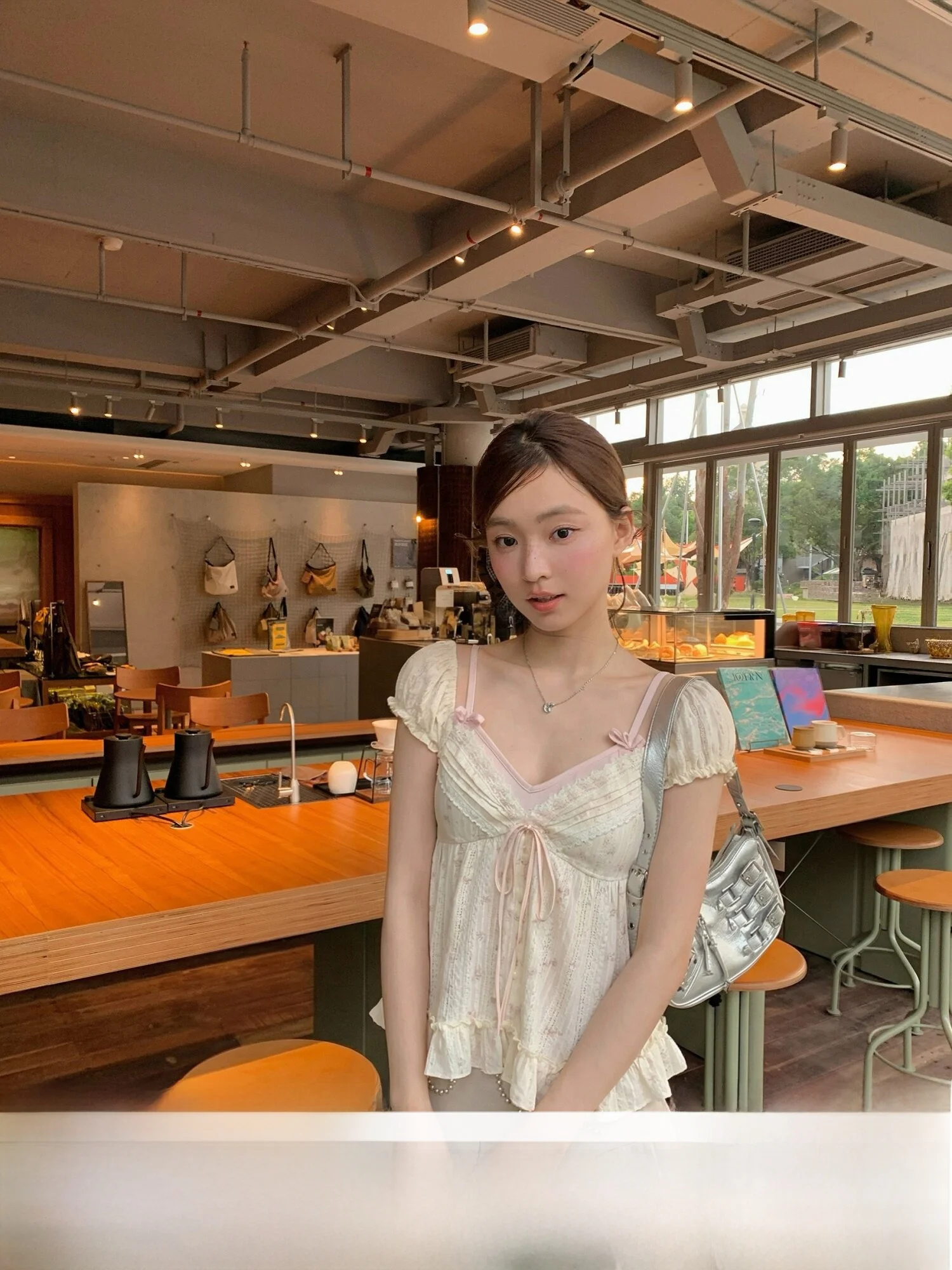 

Summer Floral Print Bubble Sleeve Blouse Women's Inner Wear with Chest Pad Beautiful Back Strap Top Set Casual Style Short Sl...