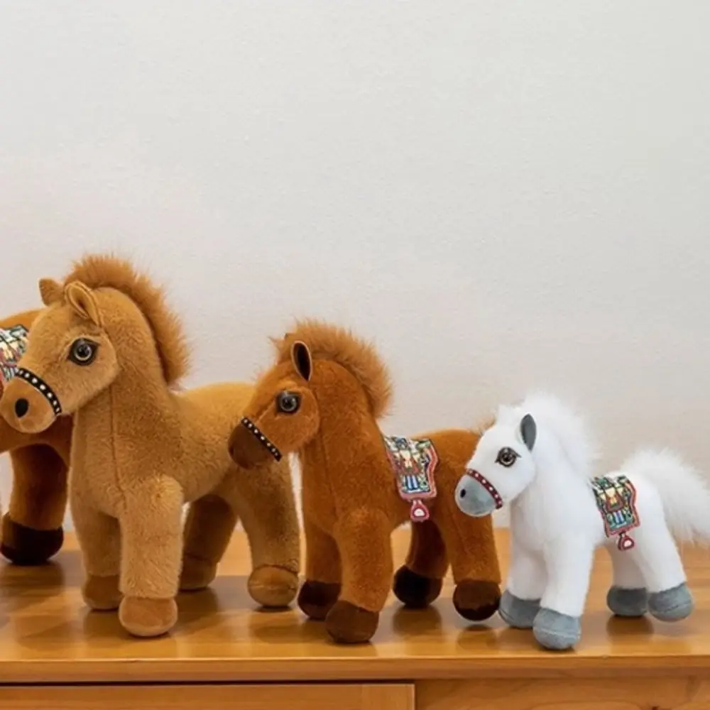 Pluszowa maskotka zwierzęca, symulacja stojącego poni, długi koński włos, poni na siodle, wypełnienie z bawełny PP, atrakcyjne oczy, kreskówkowy koń, pluszak dla dzieci.