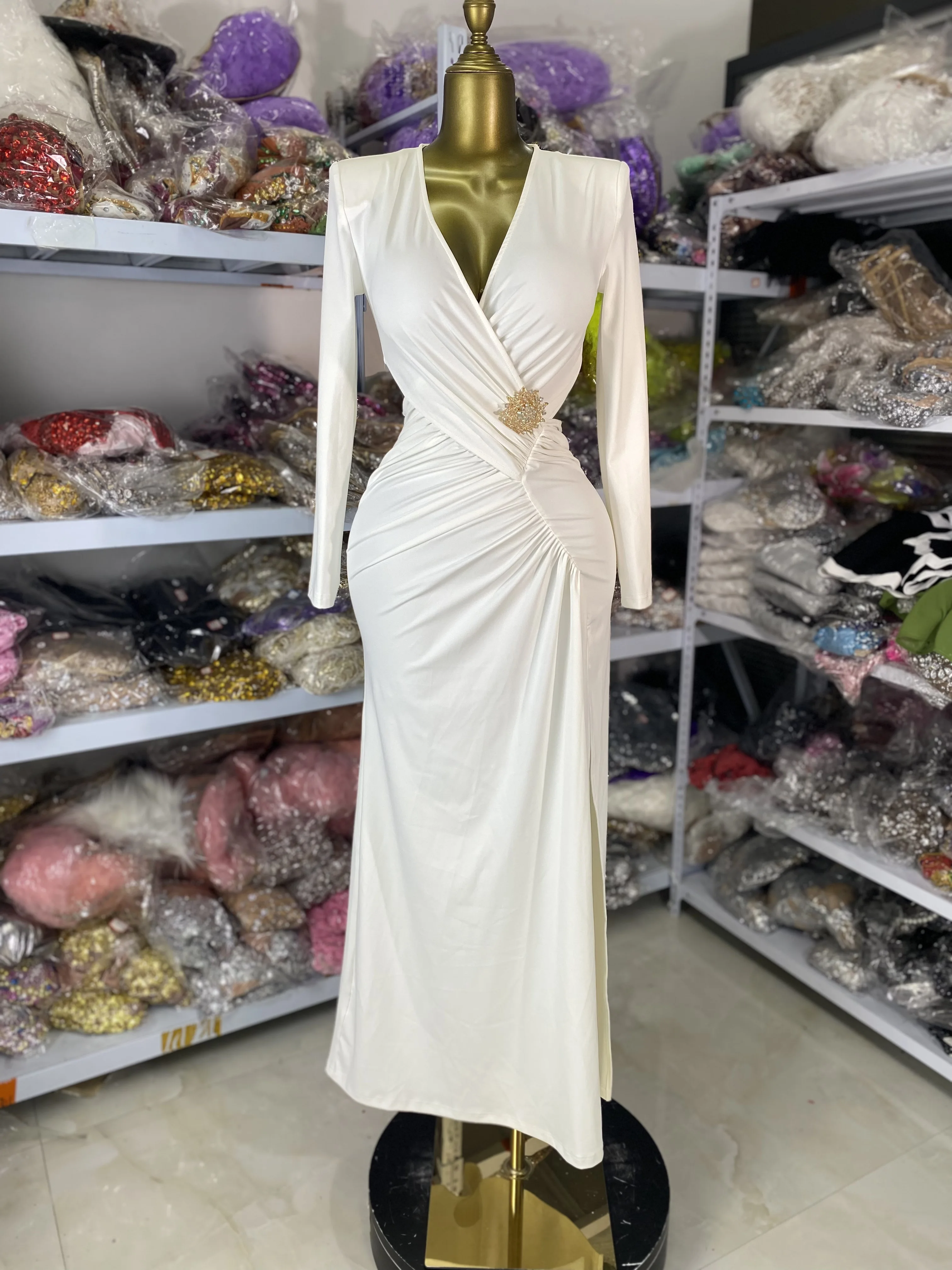 Vestido de fiesta blanco de lujo para mujer, suave, cómodo, elegante, manga larga, cuello en V, hebilla de diamantes, corte Maxi vestidos largos de fiesta de noche
