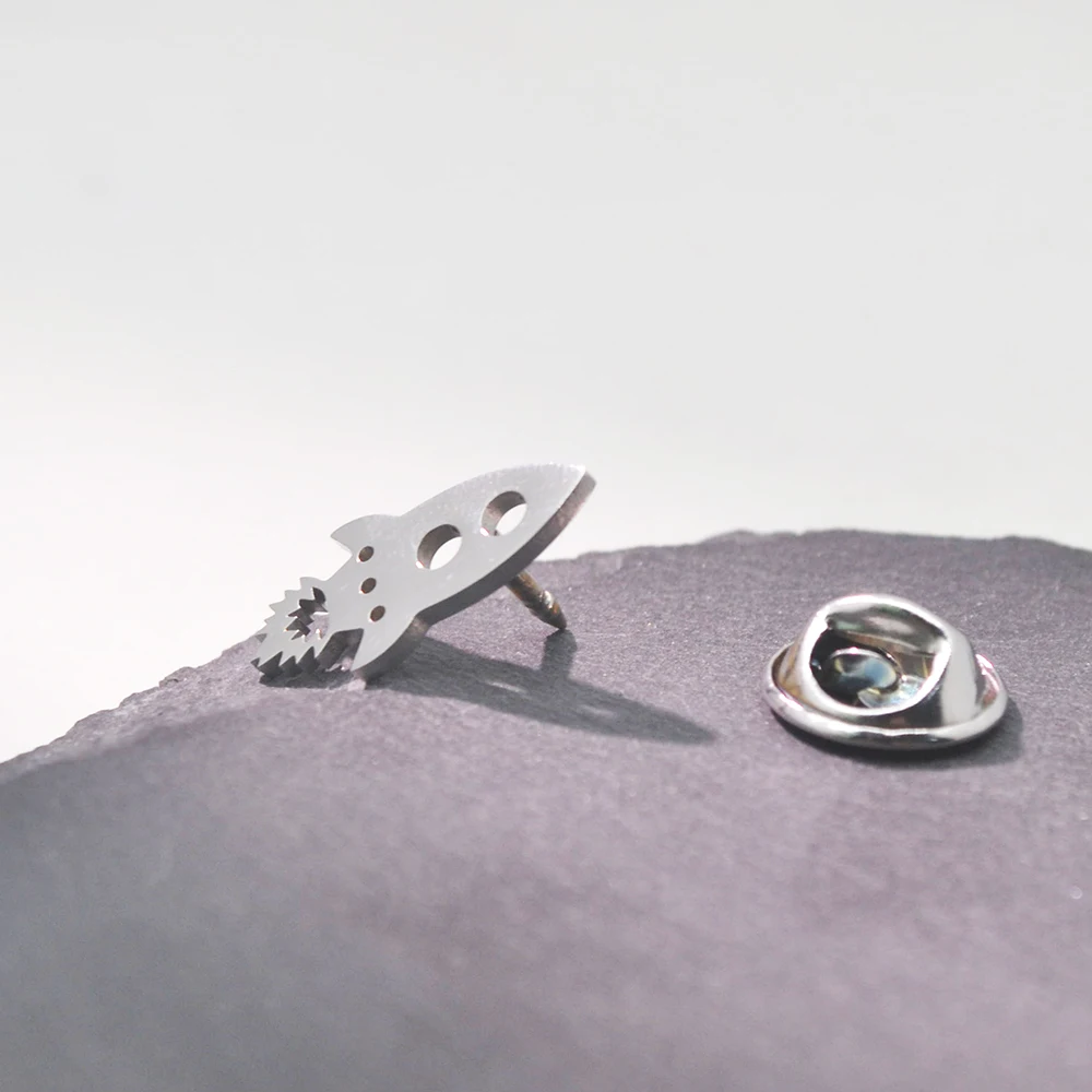 

Stainless Steel Small Rocket Brooch, Three-dimensional Spaceship Stainless Steel Badge, Sci-fi Style Accessory