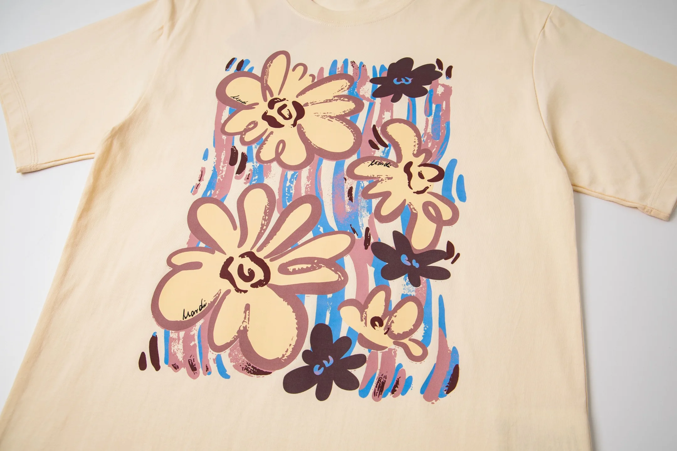 تي شيرت من القطن الخالص مع جرافيتي حلوة وطبعة زهور ورقبة دائرية وأكمام قصيرة بنفس النمط الذي يرتديه كيم جو-eun وYoon Seung-ah #4