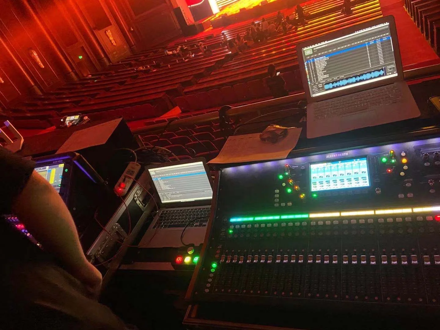 MAC-Control QLAB-software muziek afspelen midi-controller hot backup-prestaties