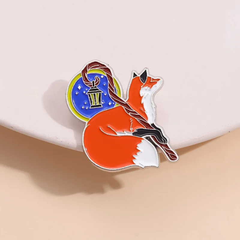 Pin de esmalte de zorro Animal, broche rojo, insignia de Metal de dibujos animados, regalo para amigos, mochila de solapa mágica, joyería para hombres y mujeres, envío directo, venta al por mayor