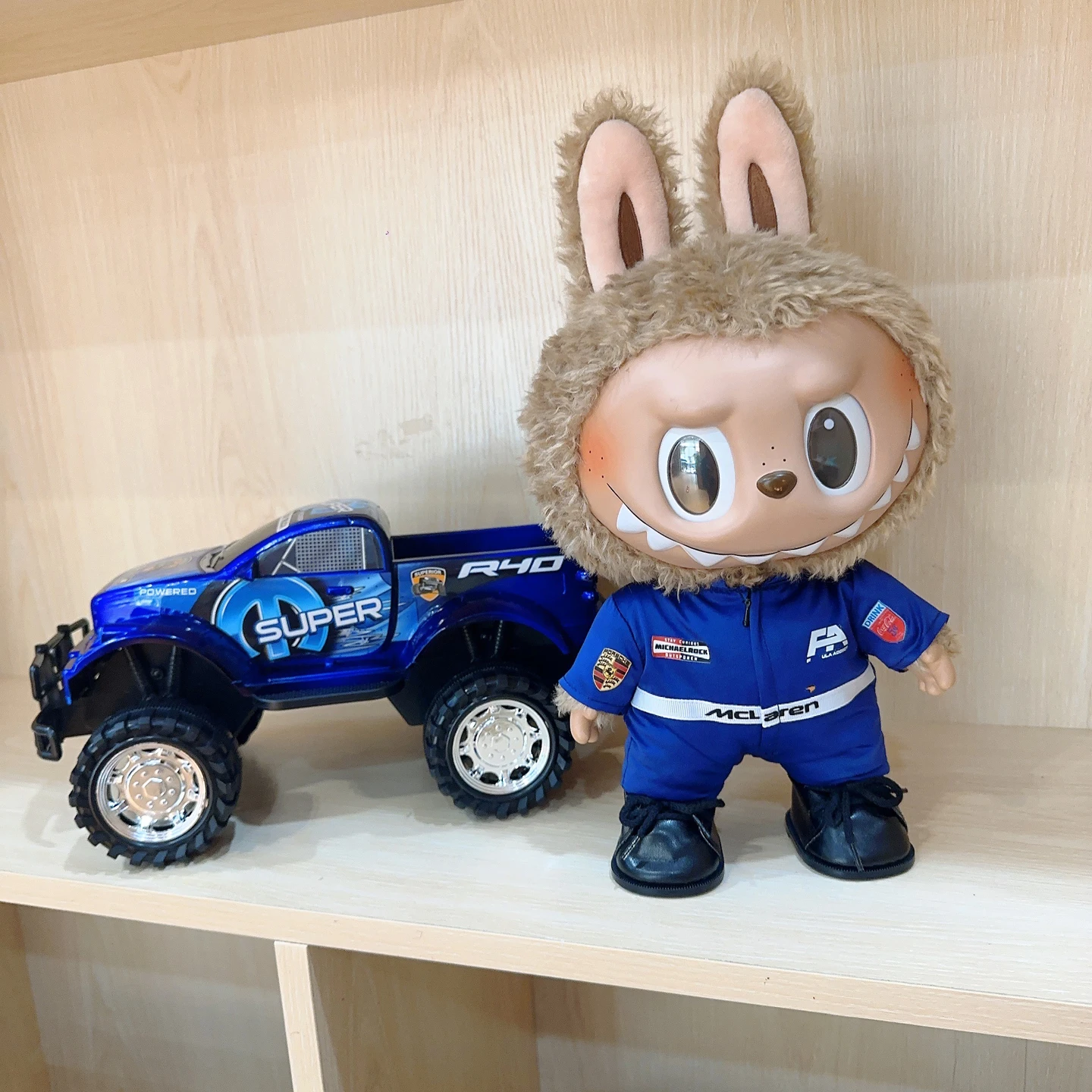 

Labubu Clothes Racing Suit Set Large Spring Summer Outdoor King Doll Toy Enamel Painted Figure Trendy Sle for Boys And Girls