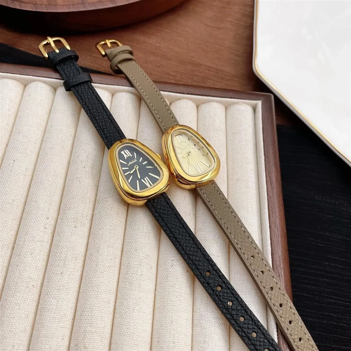 Nieuw slangvormig dameshorloge uit 2025 met echt leren band, vintage horloge met Romeinse cijfers, lichte luxe