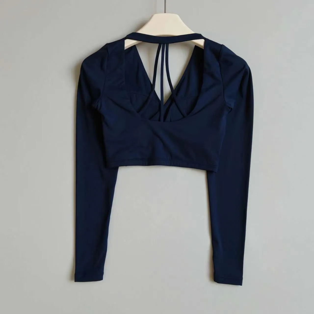 Damen-Yoga-Top mit Kreuz-V-Ausschnitt, langen Ärmeln und Brustpolster, schmal geschnittenes Pilates-Trainings-Top mit bauchfreiem Design für Fitness und Laufen – Detail 6