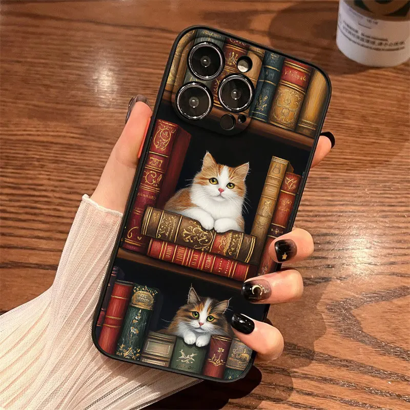 

Vintage Bookshelf Pretty Kitten Phone Case For Iphone 16 15 14 Pro Max Plus 13 Mini 12 11 Pro Max XR XS X 7 8 SE2 Back Covers