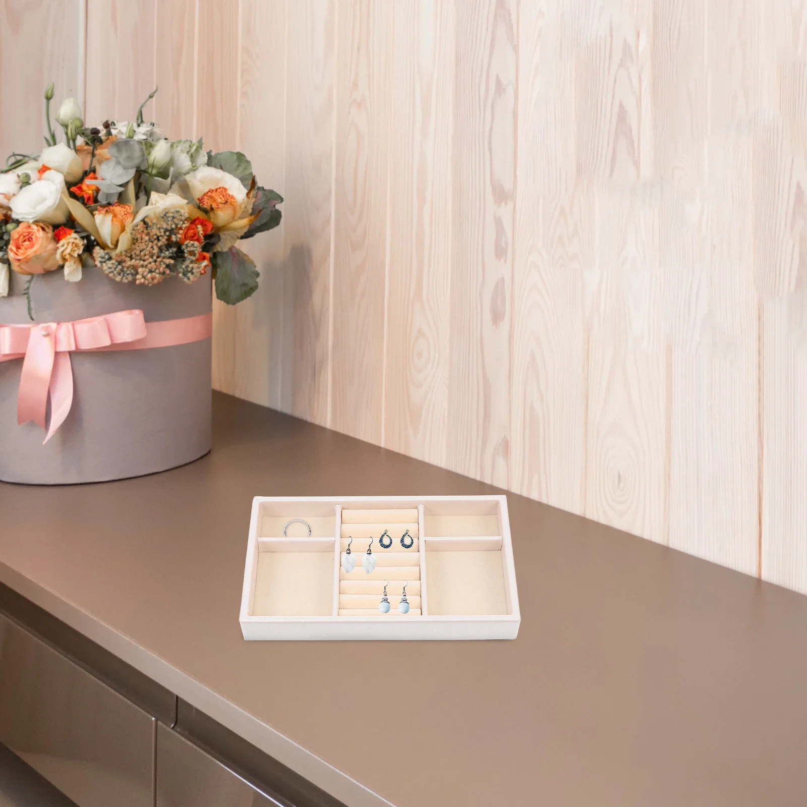 

1Pcs Jewelry Storage Plate Elegant Design Flannel Lined Jewelry Tray Organizer Rust and Scratch Resistant for Bedroom