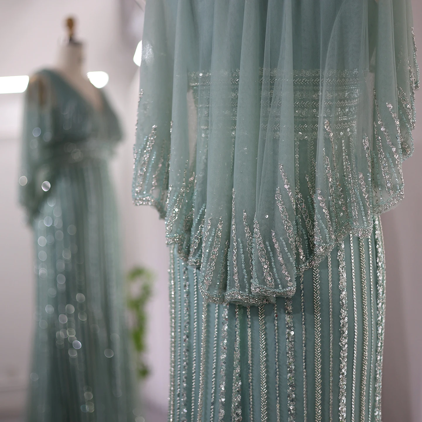 Sharon Said Dubai Luxuriöse Salbeigrüne Meerjungfrauen-Abendkleider mit Cape, V-Ausschnitt, Arabisch, für Hochzeitsfeier, SS284, Maßanfertigung – Detail 9
