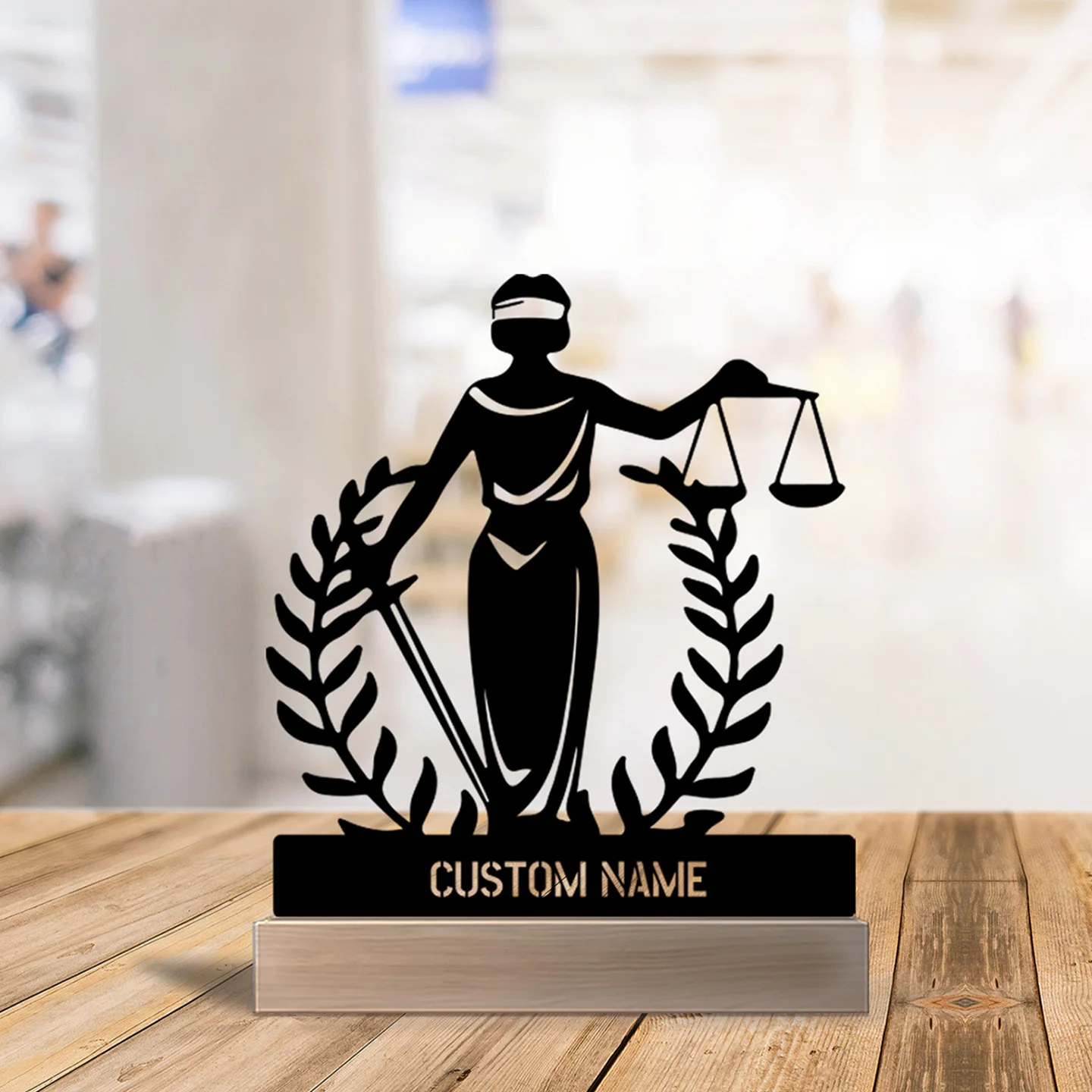 1 pièce Statue de bureau romantique personnalisée en métal, sculpture de balance, avec base en bois, idéale pour les cadeaux d'avocat ou de bureau