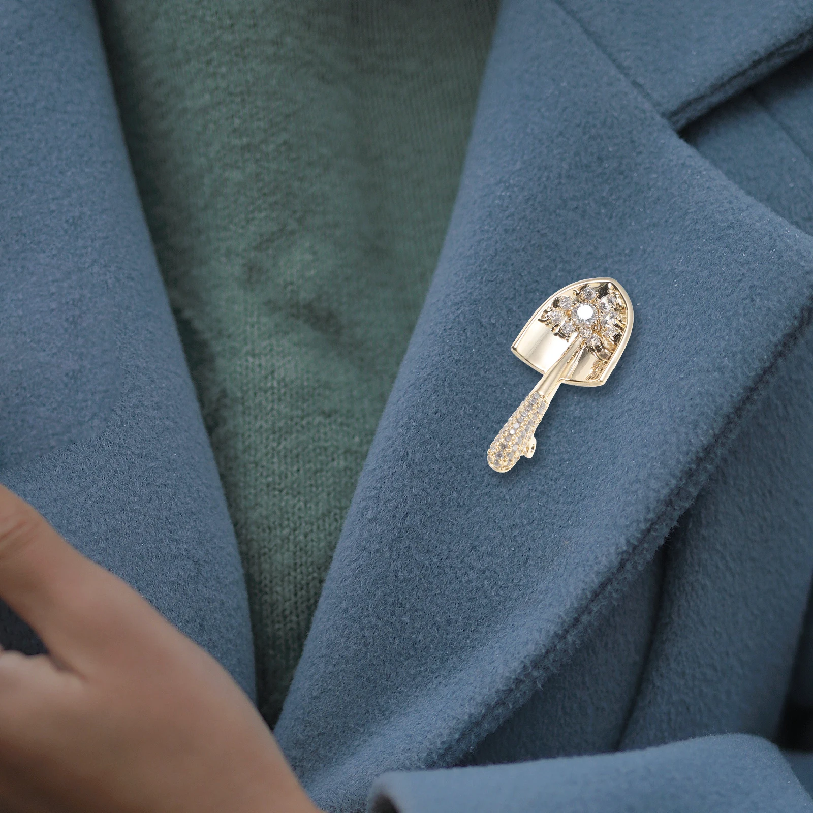 

Diamond Copper Shovel Brooch Pin for Women Wedding Night Clothing Decorative Pins Brooches Jewelry Delicate Lapel Pin