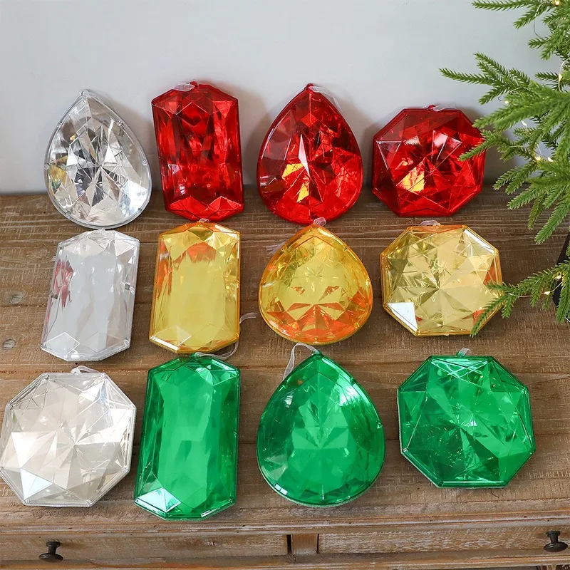 クリスマスオーナメント6個入り。透明プラスチック製で、クリスタルを模した多面カットのダイヤモンド型ペンダント。吊り下げて飾るのに最適。