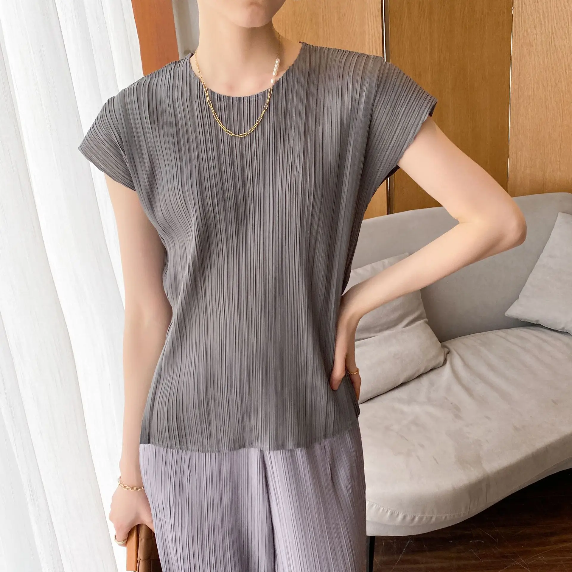 

Pleats Pleated Original T-shirt 2024 Summer New Fashion Simple Temperament Commuting High-end Solid Colour Versatile Casual Tops