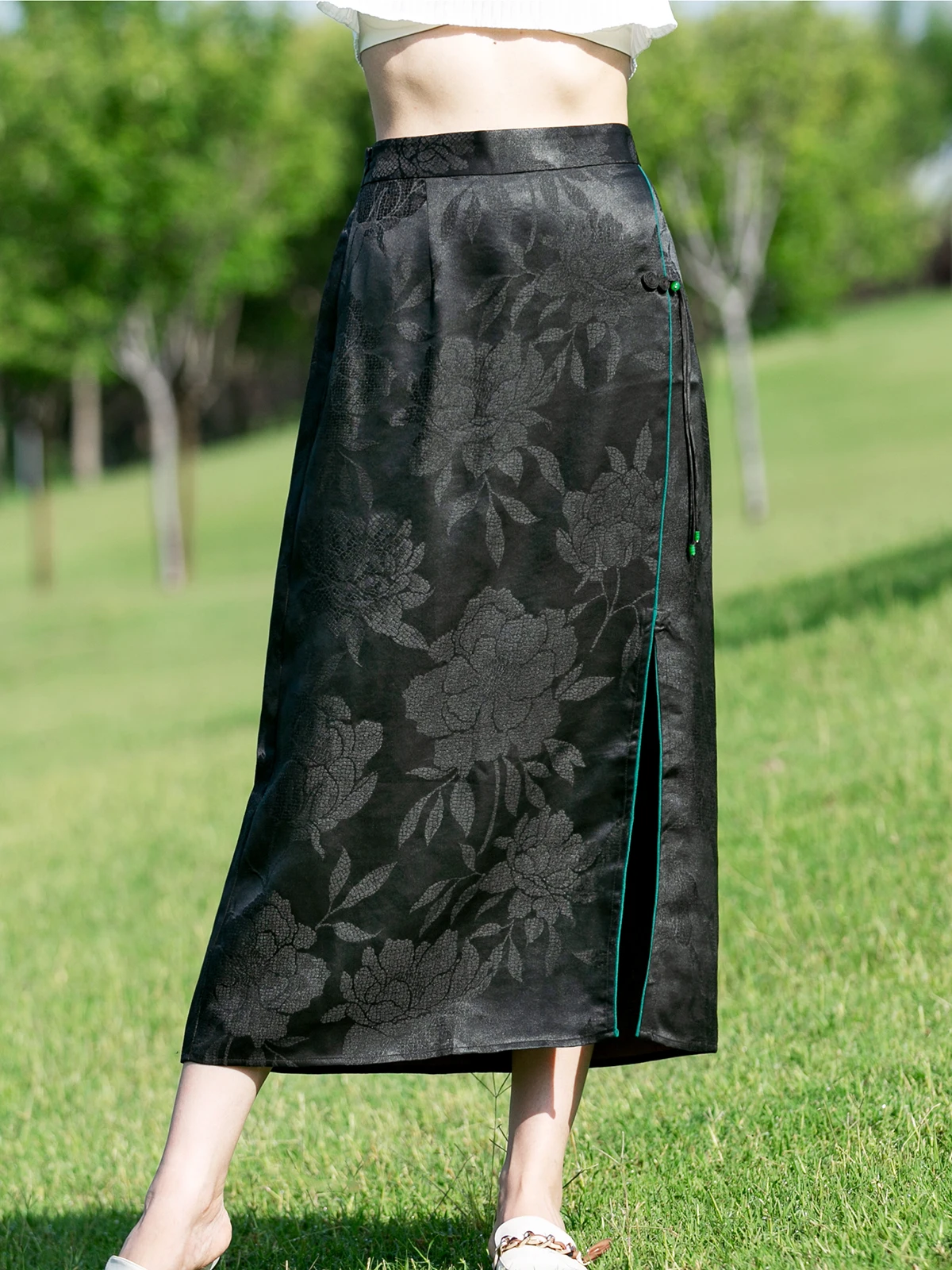 

Изысканная вышитая шелковая юбка-ципао «Сяньюнь» в китайском стиле, с высокой талией, А-силуэт, длиной до колена, с боковым разрезом, стройнящая фигуру