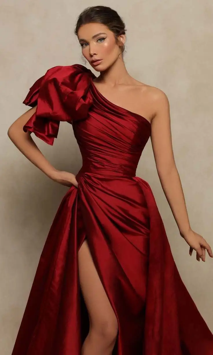 Vestido de noche rojo oscuro para mujer, traje de satén con un hombro al descubierto, plisado con abertura alta y volantes, elegante, hecho a medida