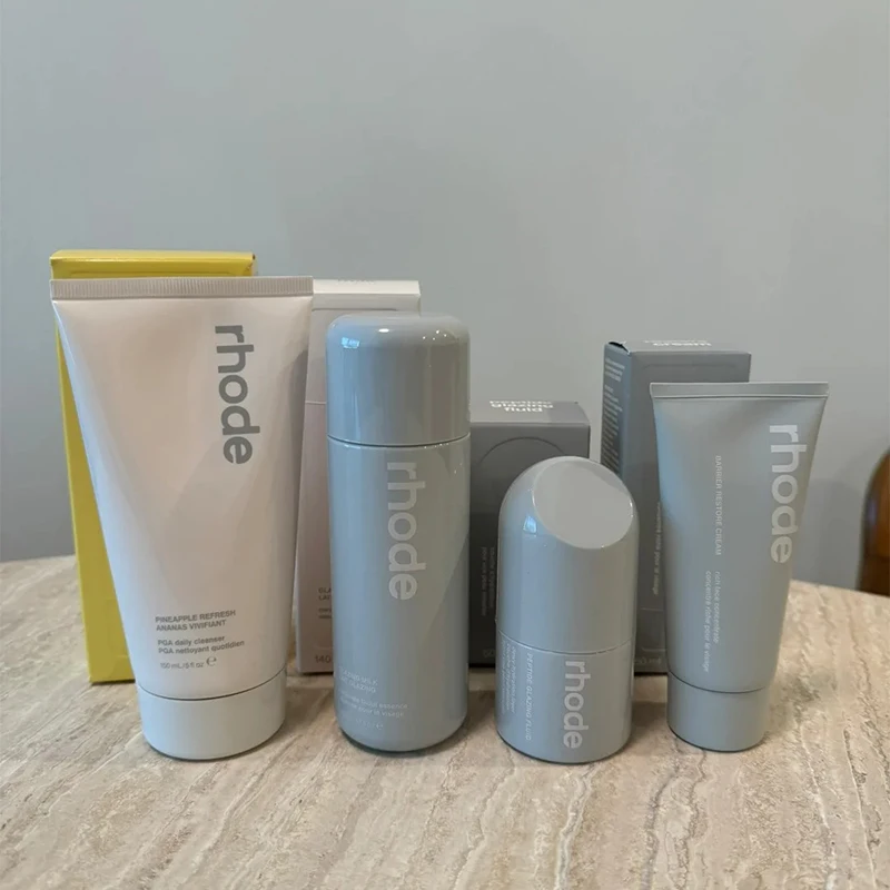 Wysokiej jakości, wielokolorowy błyszczyk do ust Rhode, o zapachu żelków, długotrwały, nawilżający i odżywczy, w miękkiej tubce.