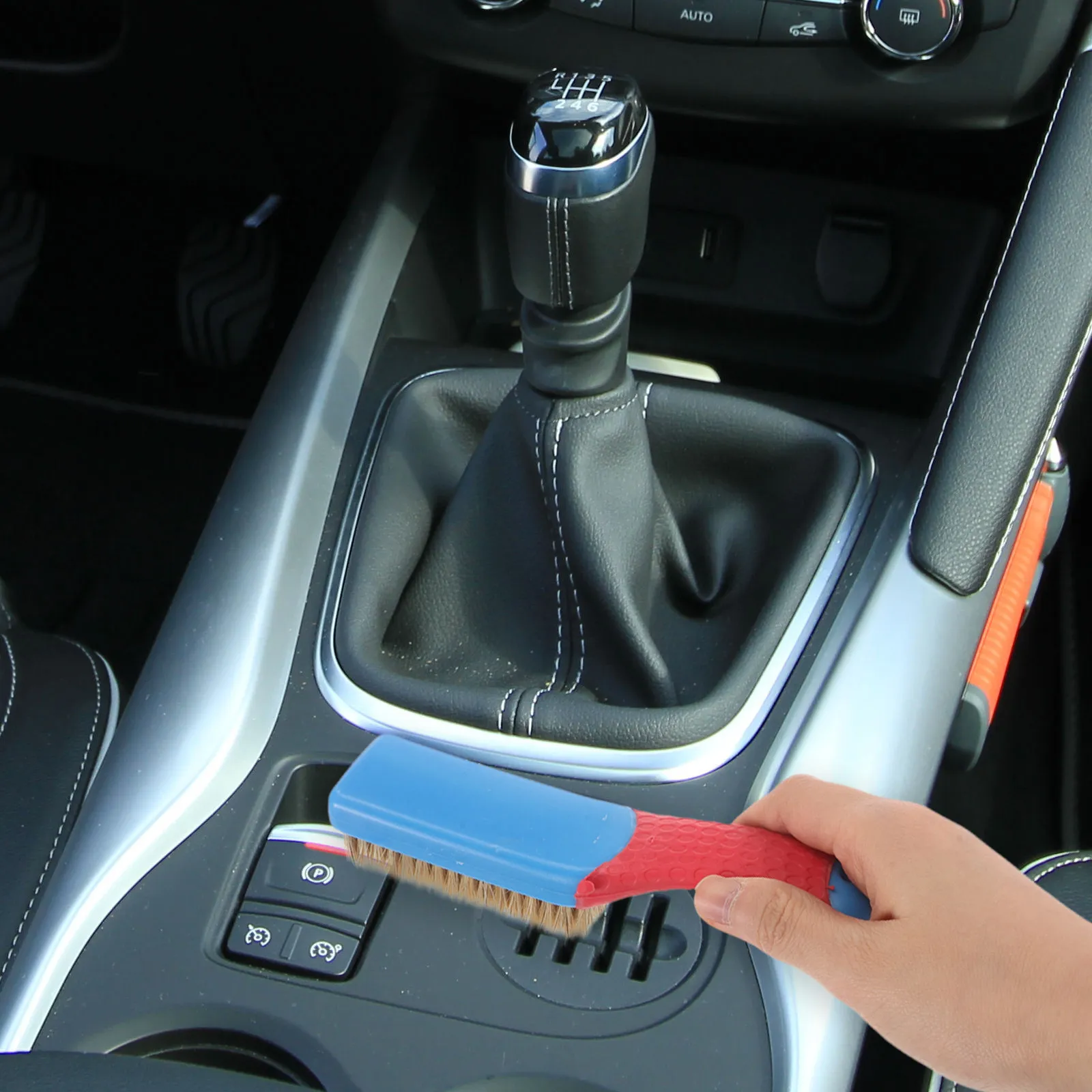 

Щетка для чистки салона автомобиля: для сидений, ковриков, обивки. Мягкая плотная щетина, прочная ручка, компактный дизайн.