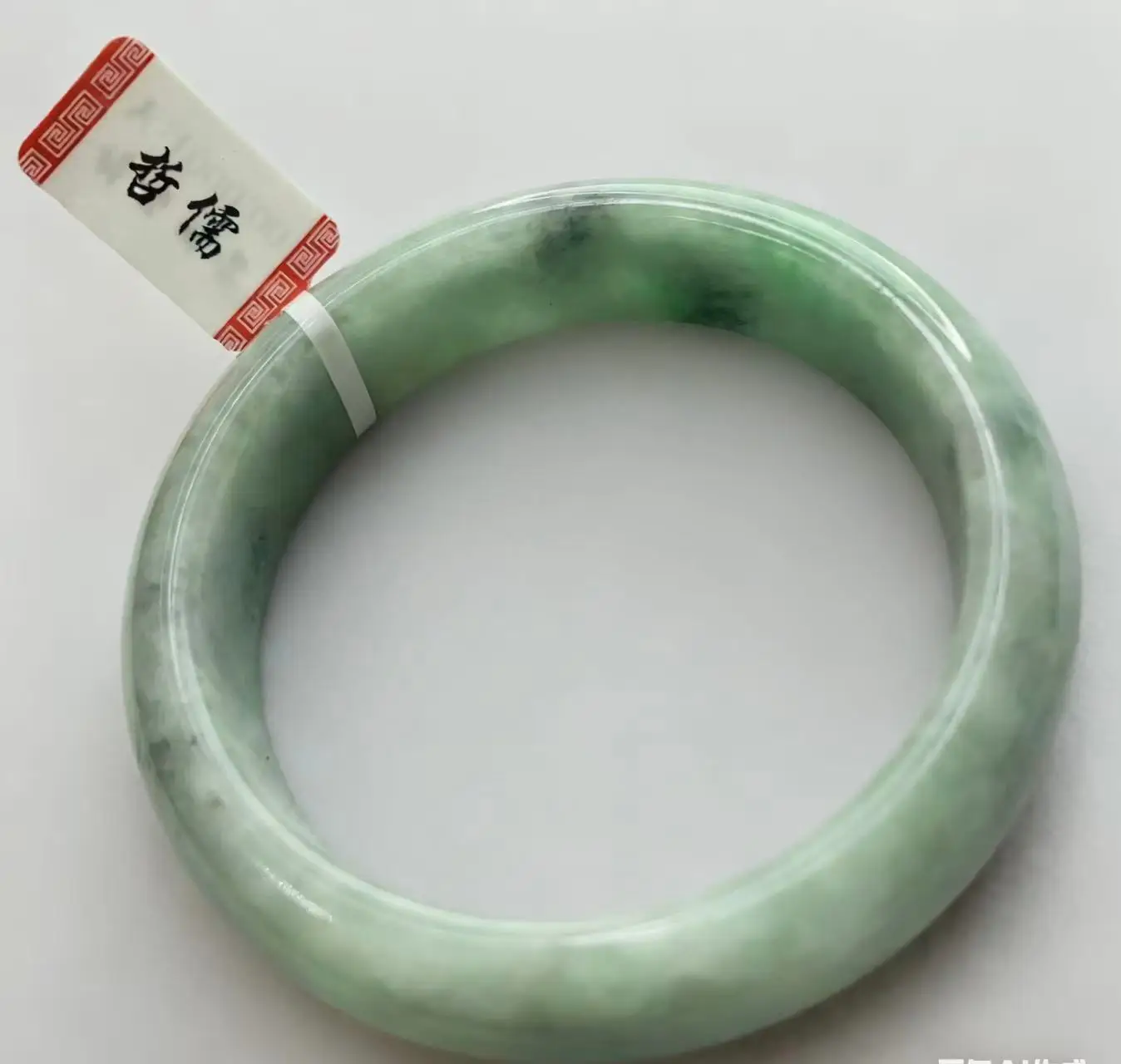 

One on one real shooting of a light green 58.5mm jade bracelet
