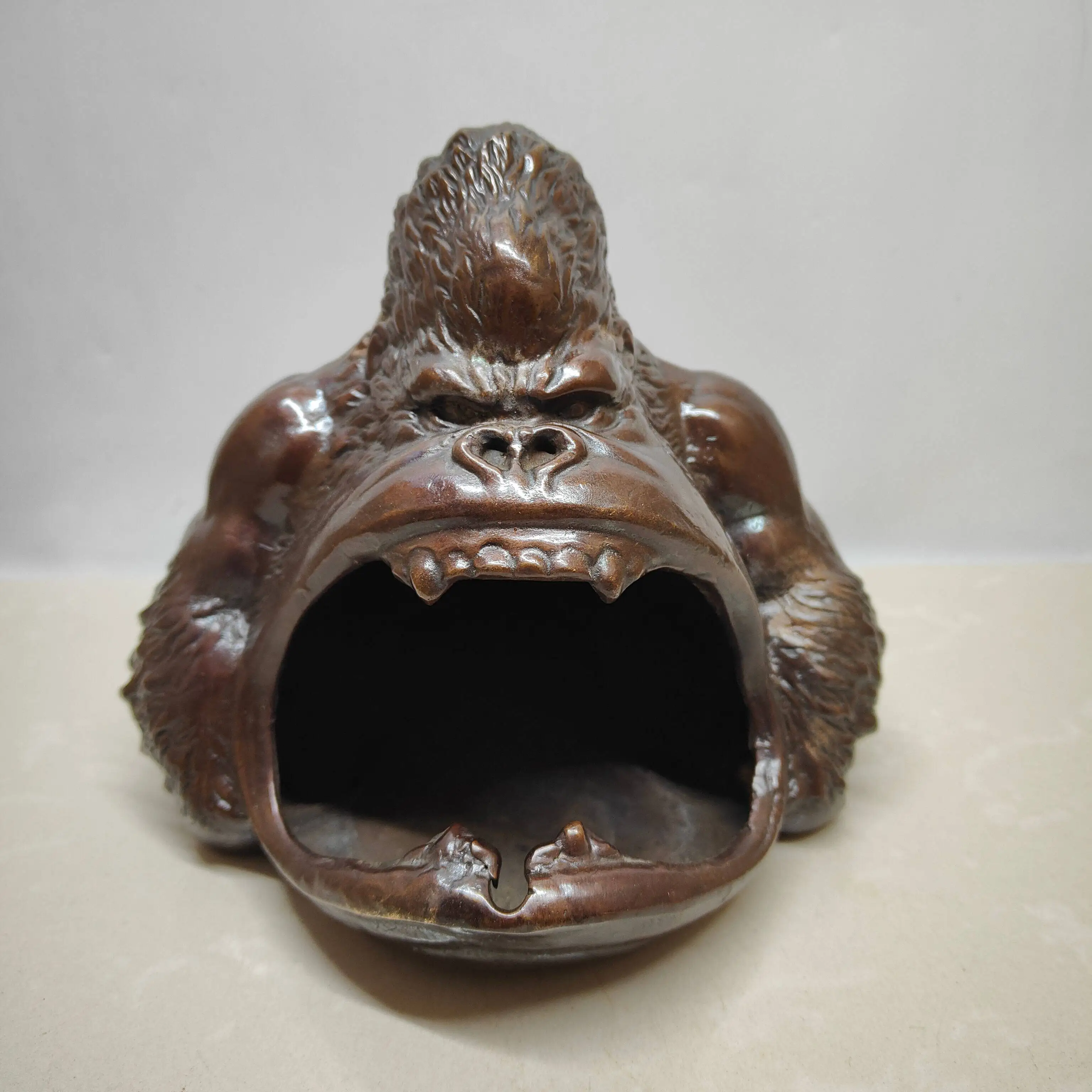 

Vintage Brass Gorilla Shape Ashtray Imitation Purple Copper Craft Creative Home Desktop Decoration Ornament
