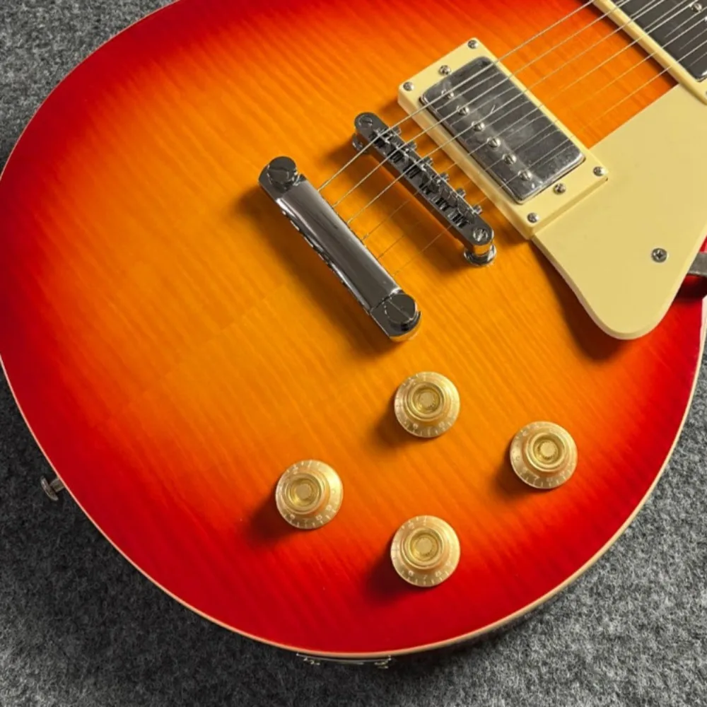 DE Warehouse LP-Style E-Gitarre Rot-Orange Sunburst Tigerflammen-Decke Cremefarbenes Schlagbrett HH Humbucker-Tonabnehmer Goldene Bedienknöpfe Metallsteg für Rock-Instrument 6-Saiten-Holzgitarre für