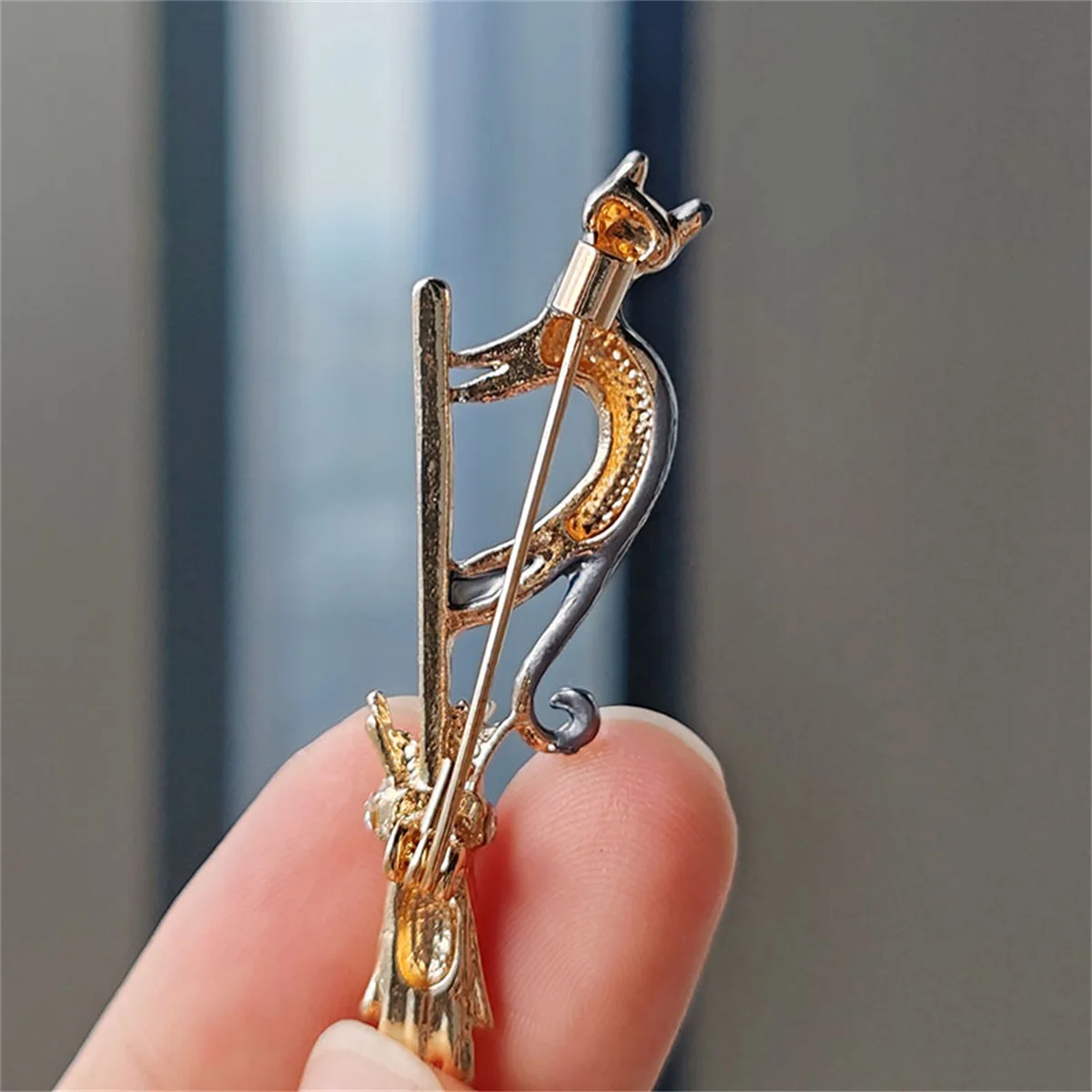 Rinhoo Riding Broom Flying Cat Brooch For Women Cartoon Cute Witch Kitten Collar Lapel Pins Funny Animal Backpack Badge Jewelry