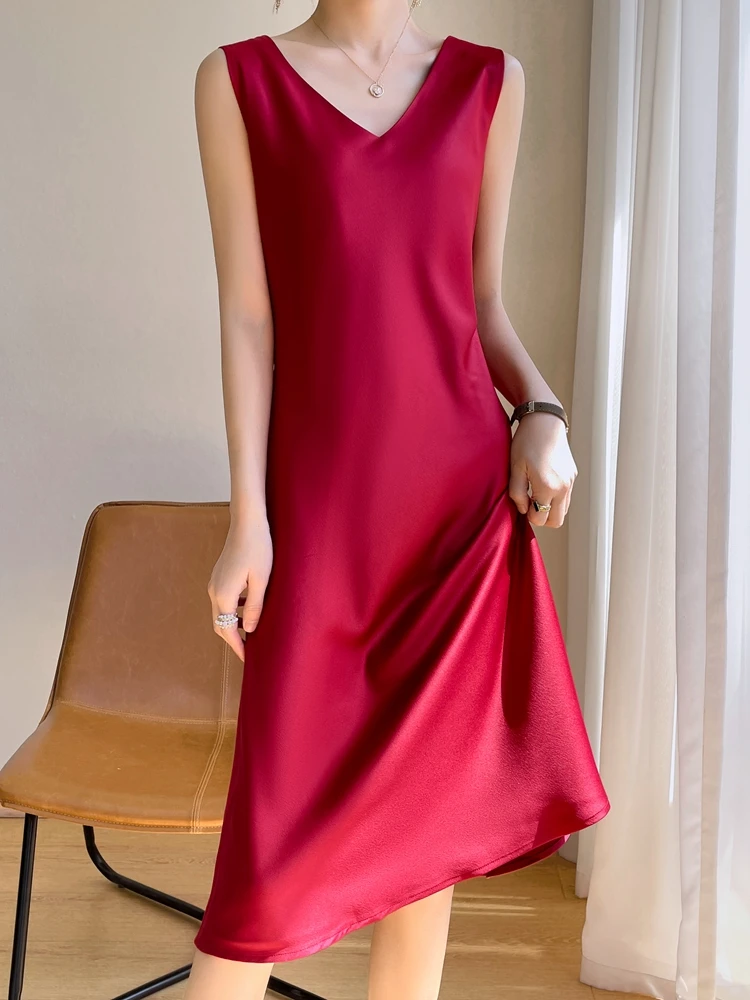 กระโปรงทรงเอไลน์ผ้าซาตินอะซิเตทยาวคลุมเข่าสำหรับผู้หญิง สไตล์ฤดูร้อน คอวี ทรงเข้ารูป สีดำ ช่วยให้ดูผอมเพรียว