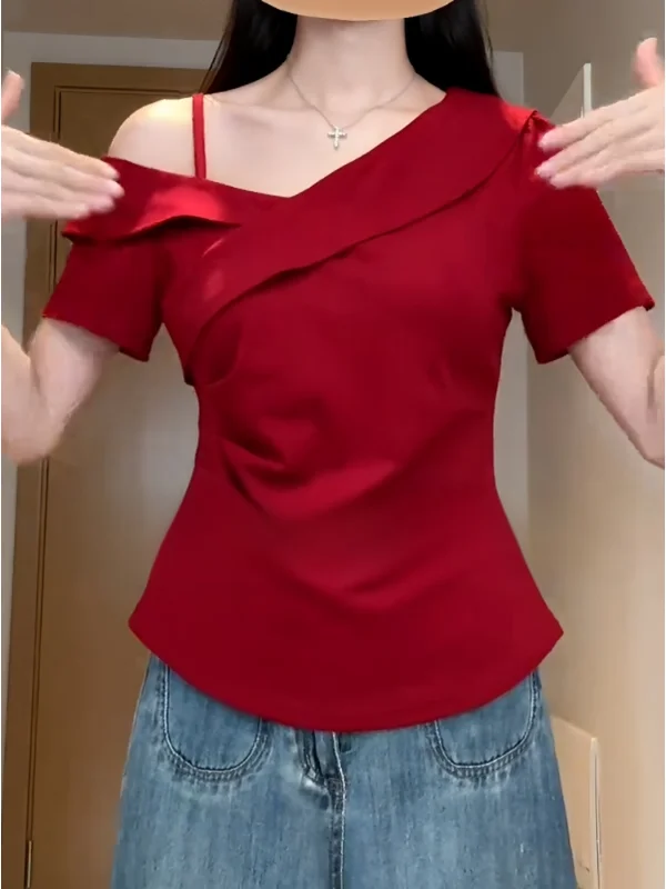 Czerwony top plus size z asymetrycznym dekoltem, koronką, odkrytymi ramionami, podkreślający talię i wyszczuplający.