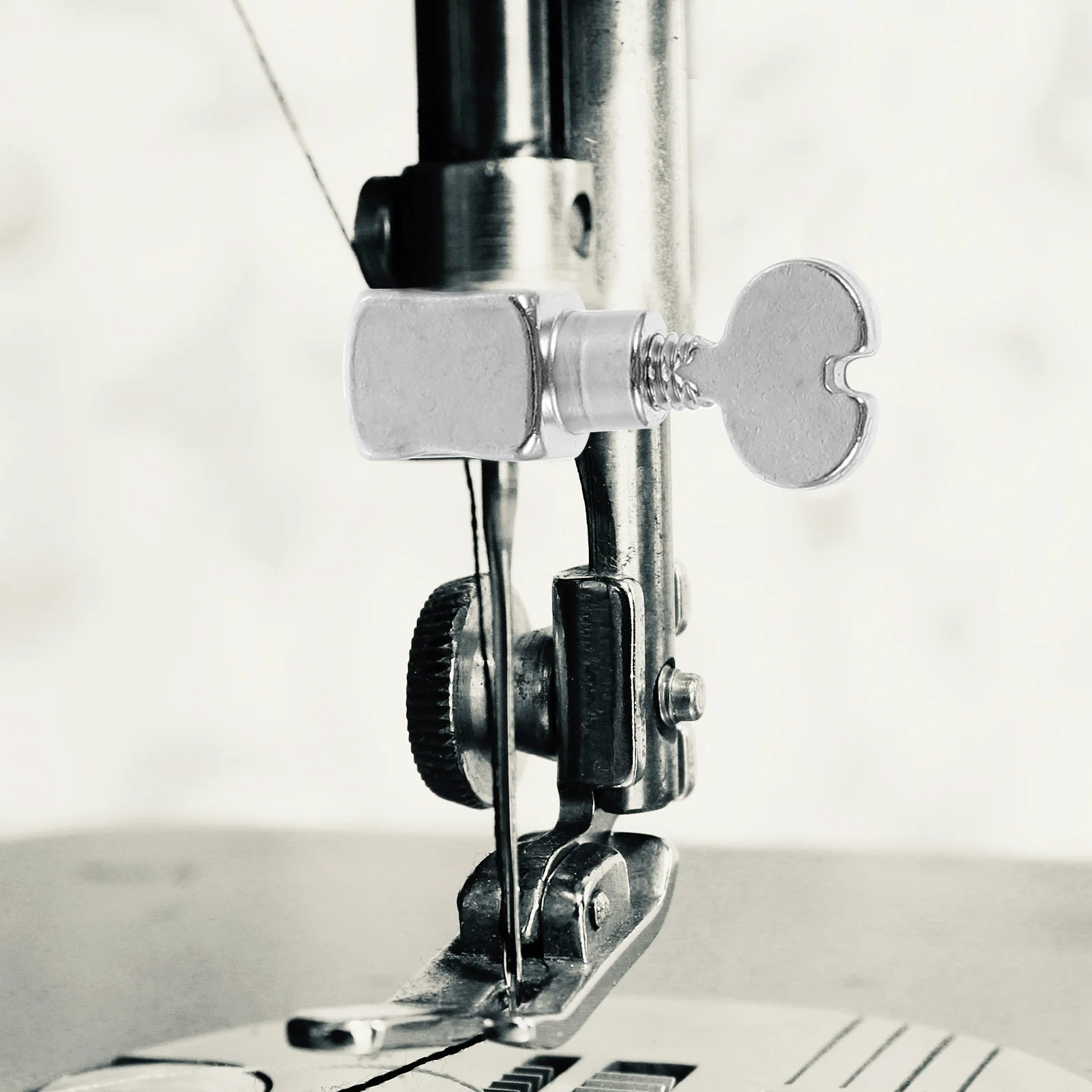 Рисунок 4 - металлические игольчатые зажимы для швейной машины