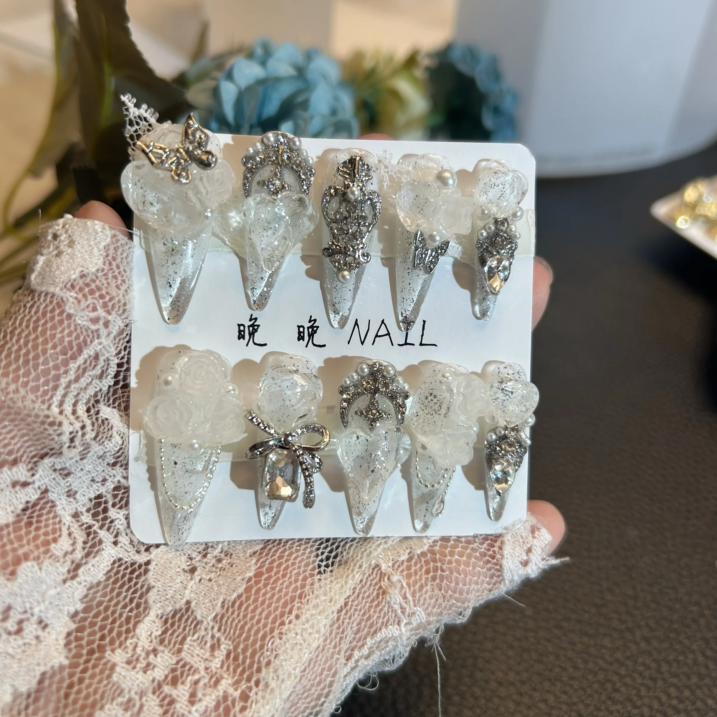 

White Clothes Win Snow, Roses, Warm Flowers, Hand-worn Nail Smudging Bottom Nail Wear Nail Piece