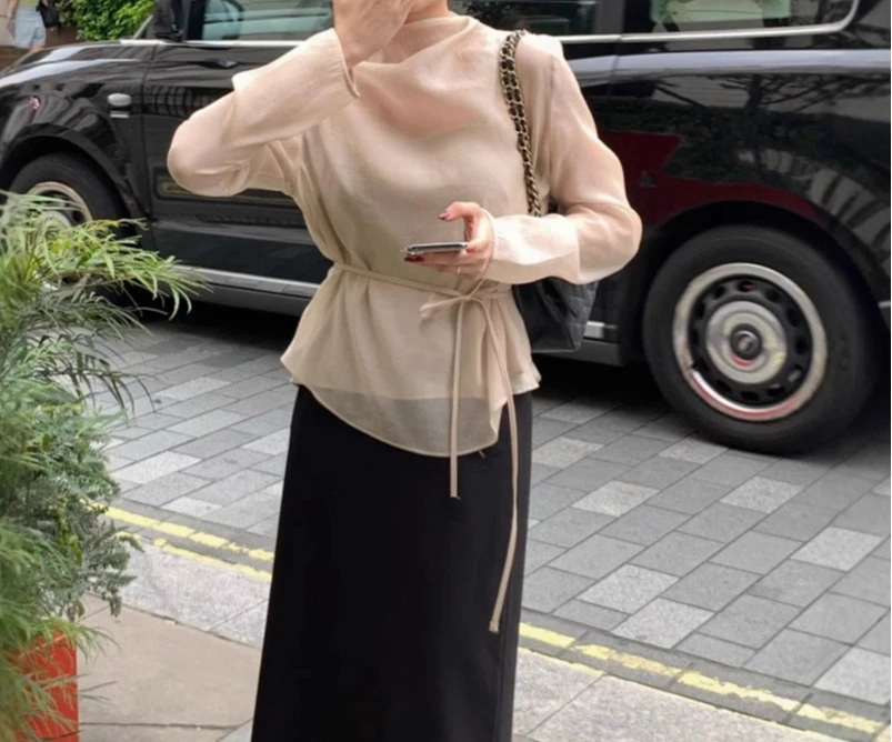 

Spring Temperament Semi-turtleneck Rear Buckle Design Lace-up Waist Thin Long-sleeved Shirt and Suspenders Two-piece Set
