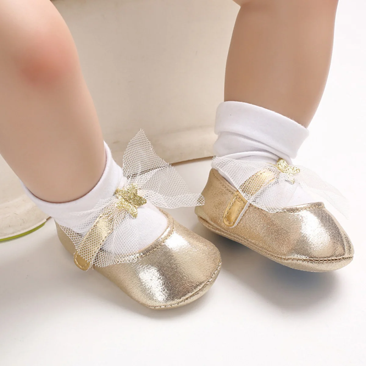 أحذية أطفال صغار من البولي يوريثان مزينة بالدانتيل المسطح أحذية مشي للفتيات الصغيرات باللون الذهبي مقاس 12 سم لالتقاط الصور المثالية لحفلات الزفاف وأعياد الميلاد