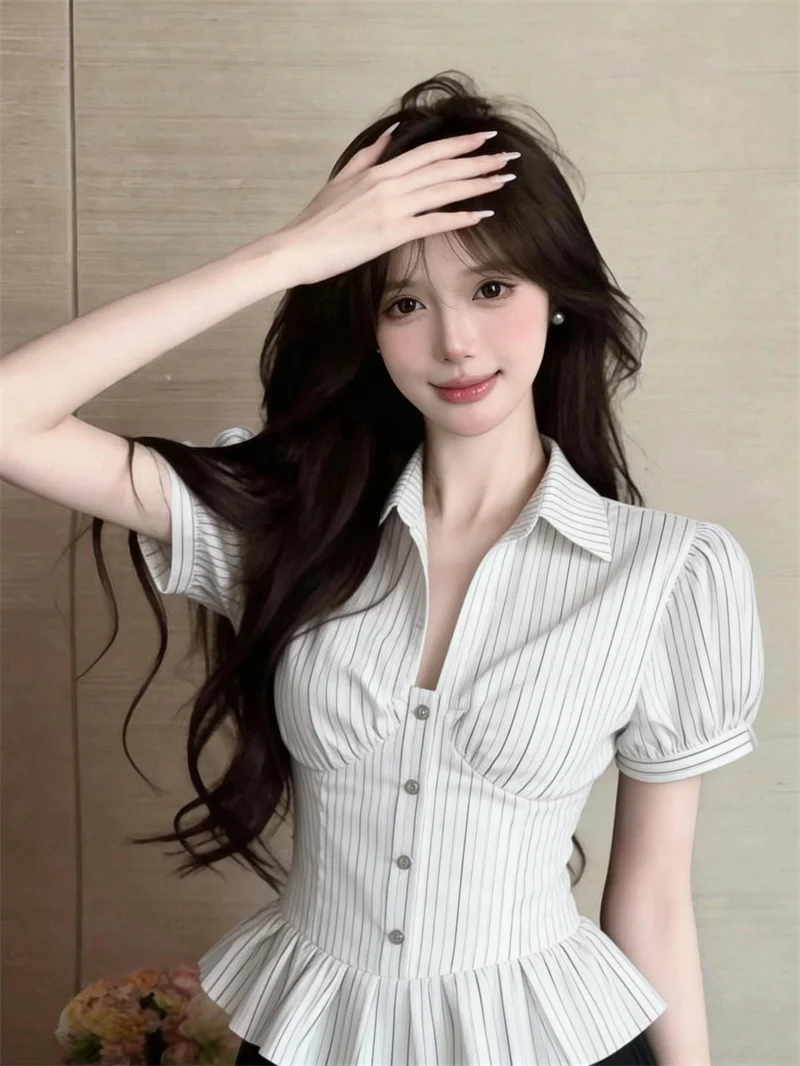 

Новая летняя женская блузка с коротким рукавом, в полоску, с отложным воротником, на бретельках сзади, с кружевным подолом, приталенная, укороченная