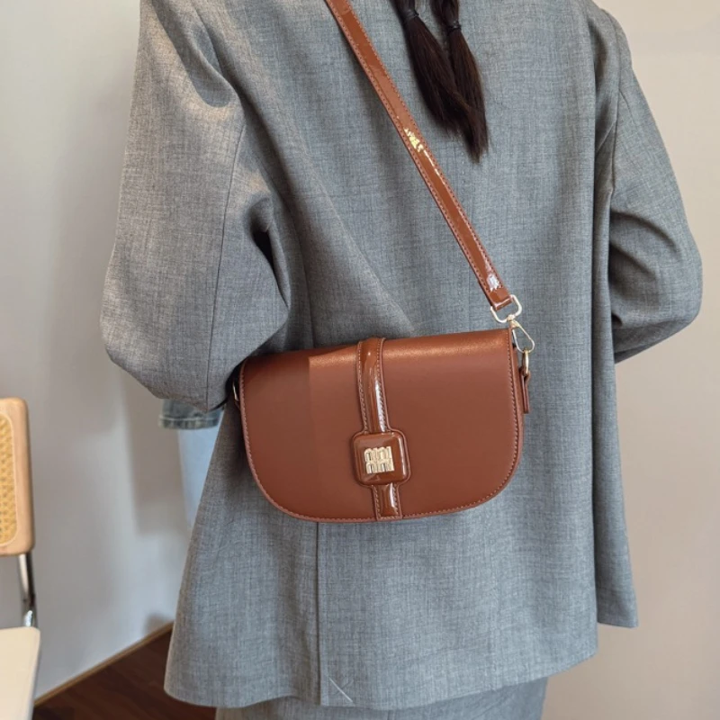 

Модная пригородная сумка для женщин, элегантная кожаная классическая сумка большой вместимости, стильная для повседневного использования и однотонного цвета