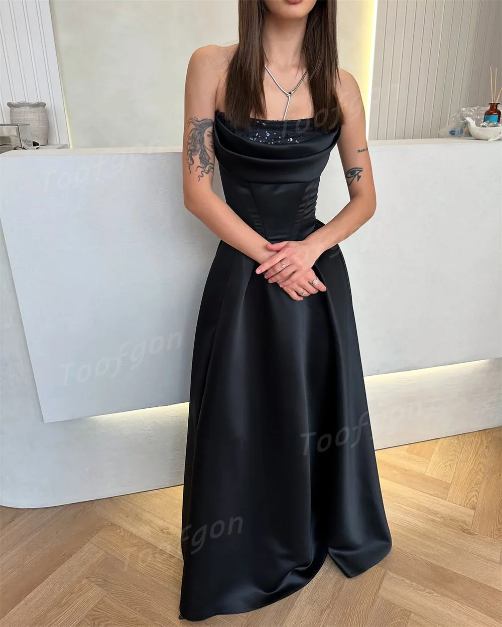 Toofgon Strapless สีดําซาตินสายชุดราตรีที่กําหนดเองจีบ High Side Slit ชุดราตรีผู้หญิงยาวพรรคอย่างเป็นทางการชุด