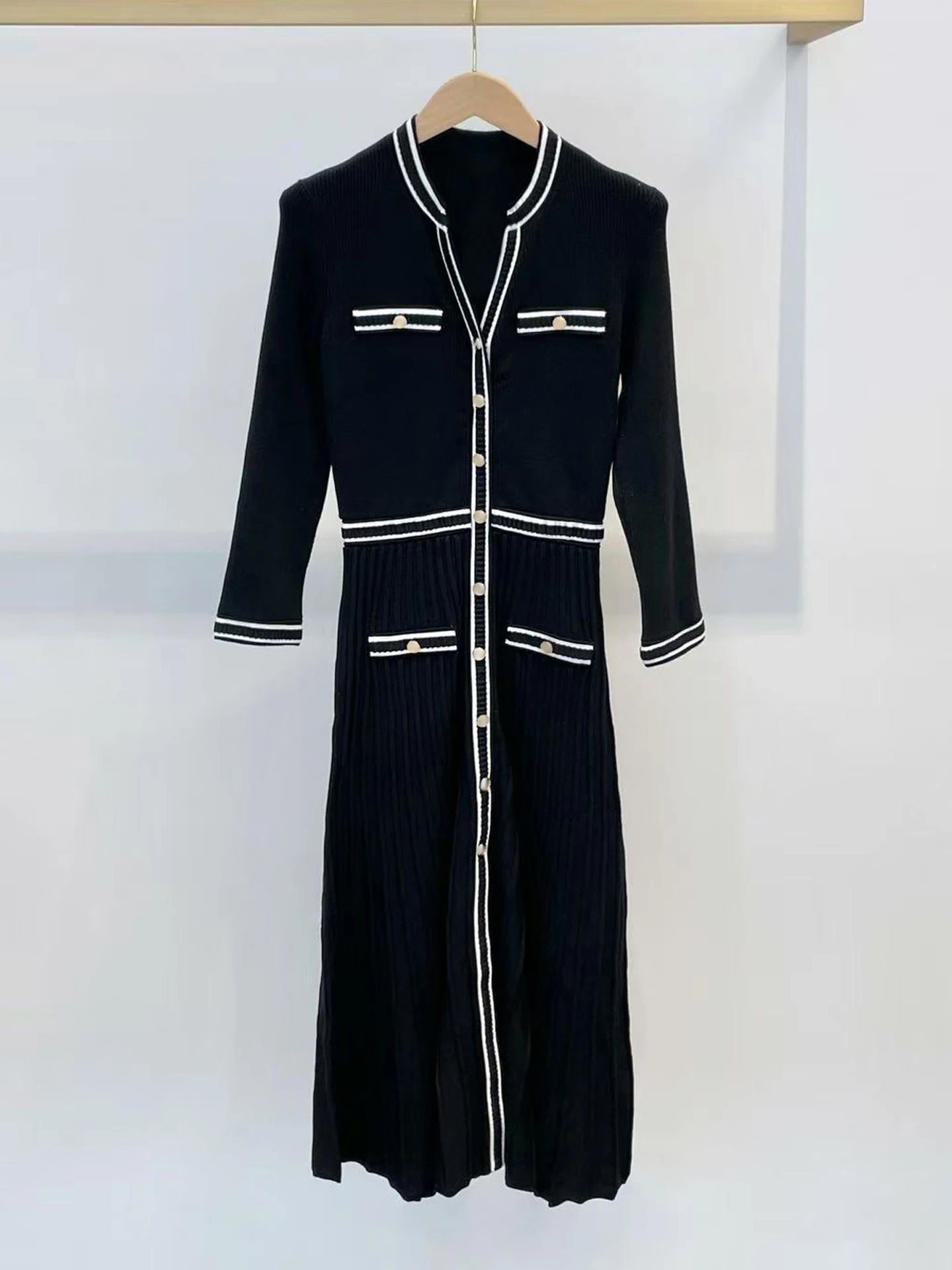 เสื้อไหมพรมลายทางยาวสำหรับผู้หญิง แบรนด์ M Home Nan You รุ่น Dr Hepburn สไตล์เรียบง่าย ทรงเอ กระดุมผ่าหน้า เอวสูง คอลเลคชั่นใหม่ล่าสุดสำหรับฤดูใบไม้ร่วง