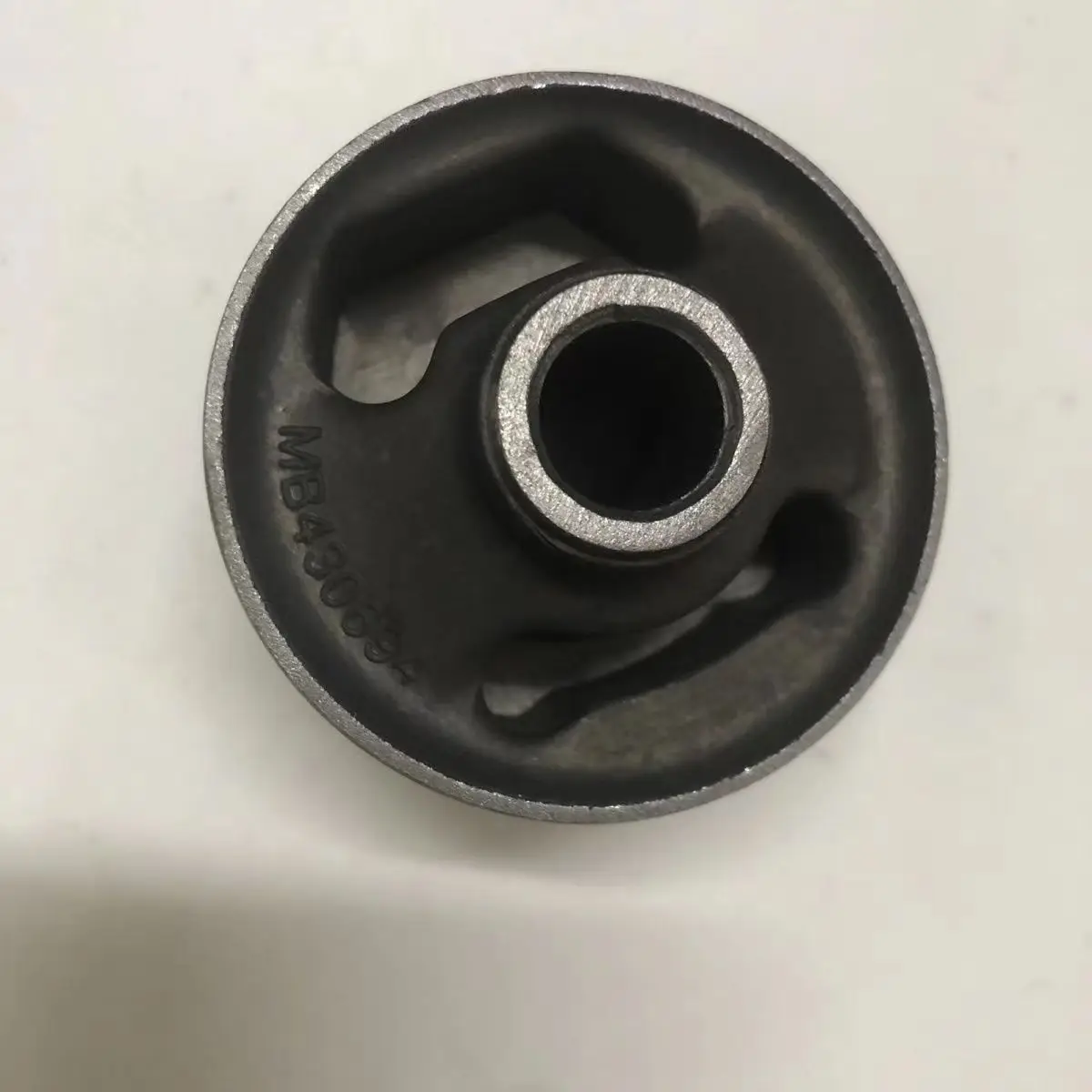 Front Differential Support Bushing Rubber Sleeve For MITSUBISHI PAJERO H76 H77 MB430694 MB672106
