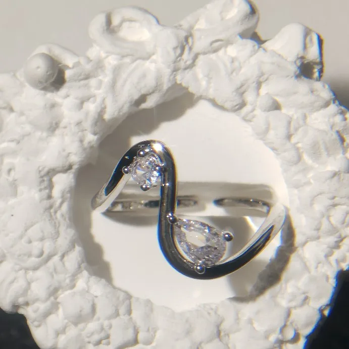 

Женское кольцо с бриллиантом, инкрустированное линиями, элегантное и модное S-образное кольцо, нишевый дизайн, геометрическое кольцо неправильной формы