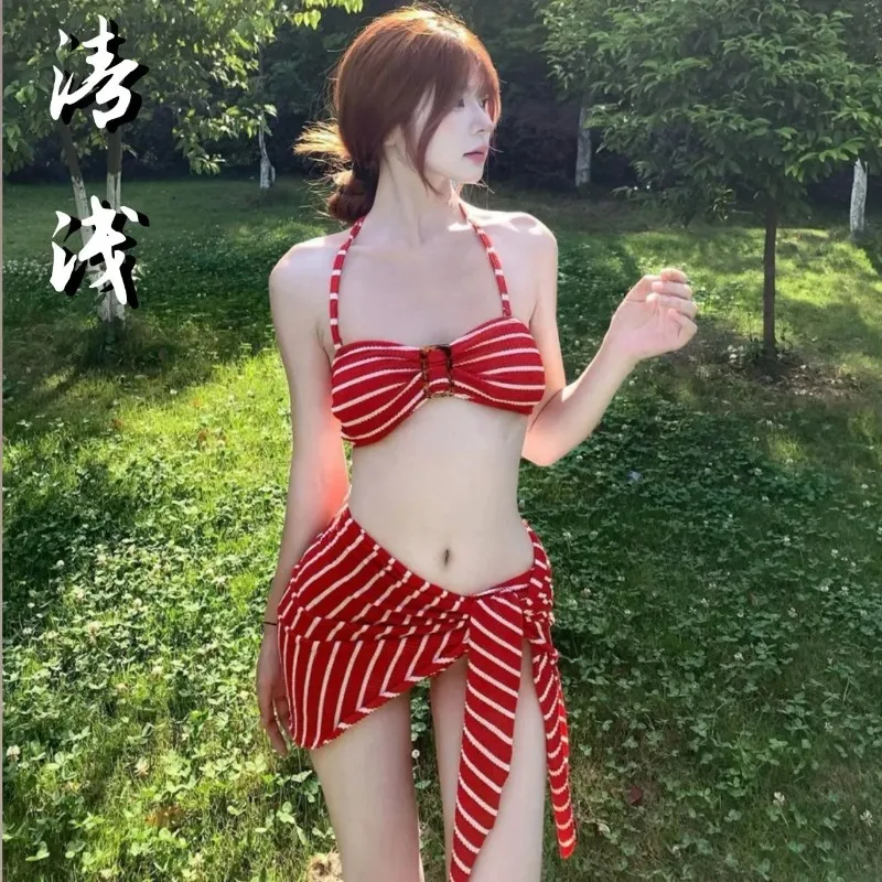 

Комплект из 3 предметов: красный полосатый купальник-бикини с завязками на шее, в рубчик, с юбкой-парео для женщин
