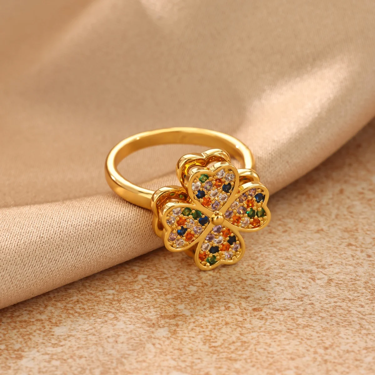 Bunter Zirkon-Herz-Kleeblatt-Offener Ring für Damen, Vergoldeter Kupfer-Ring mit Drehfunktion, Trendiger Ästhetischer Schmuck, Geschenk – Detail 4