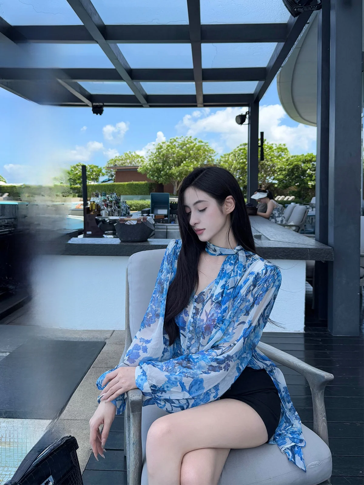 

Свободная женская шифоновая блузка с V-образным вырезом, длинными рукавами, подплечниками и простым дизайном, синяя, с цветочным принтом, лето 2025